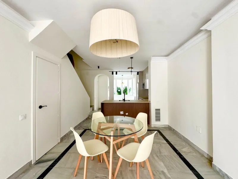 Apartment located in the prestigious residential complex Marbella House, one of the most sought-after developments in the area thanks to its extensive facilities and impeccable maintenance. It boasts a privileged location next to the beach and the promena