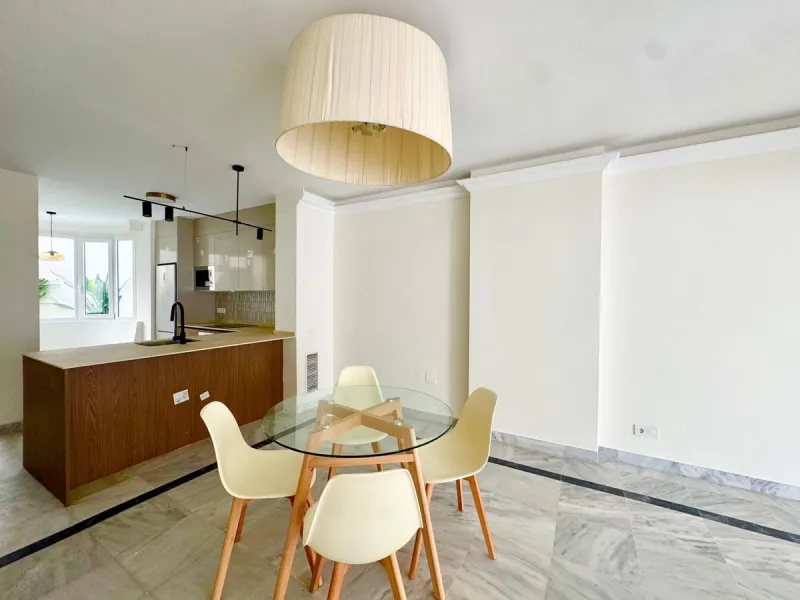 Apartment located in the prestigious residential complex Marbella House, one of the most sought-after developments in the area thanks to its extensive facilities and impeccable maintenance. It boasts a privileged location next to the beach and the promena