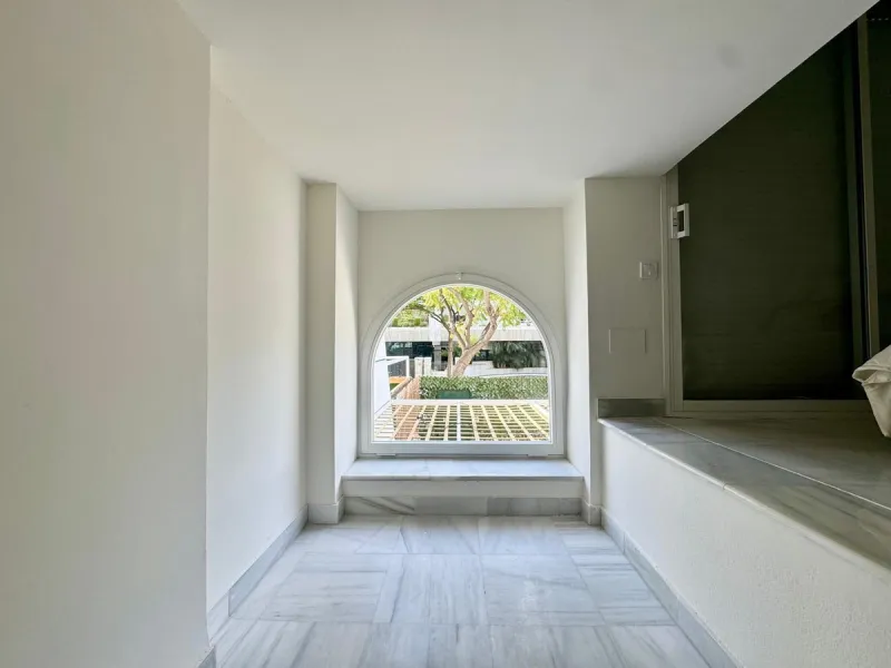 Apartment located in the prestigious residential complex Marbella House, one of the most sought-after developments in the area thanks to its extensive facilities and impeccable maintenance. It boasts a privileged location next to the beach and the promena