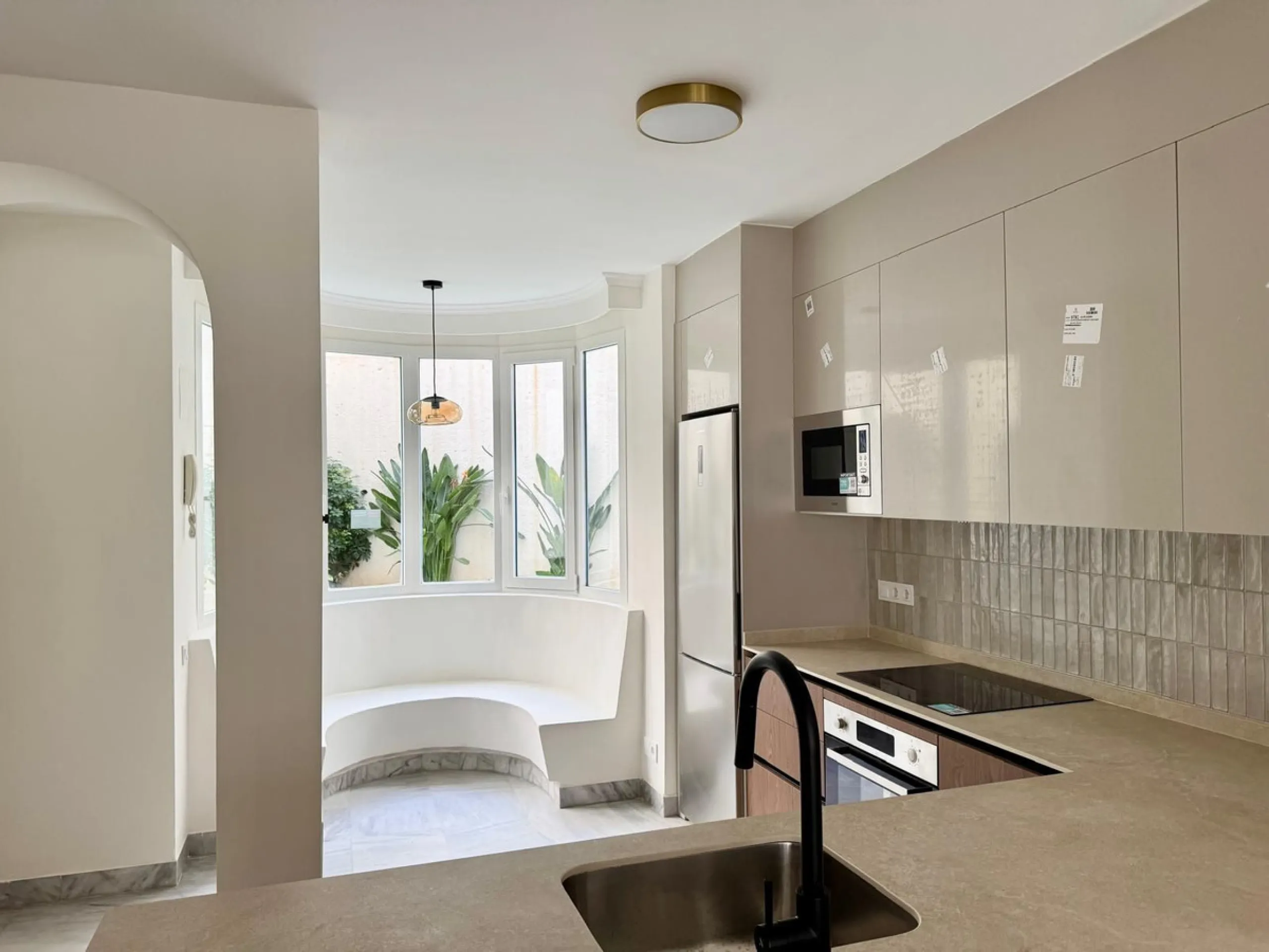 Apartment located in the prestigious residential complex Marbella House, one of the most sought-after developments in the area thanks to its extensive facilities and impeccable maintenance. It boasts a privileged location next to the beach and the promena