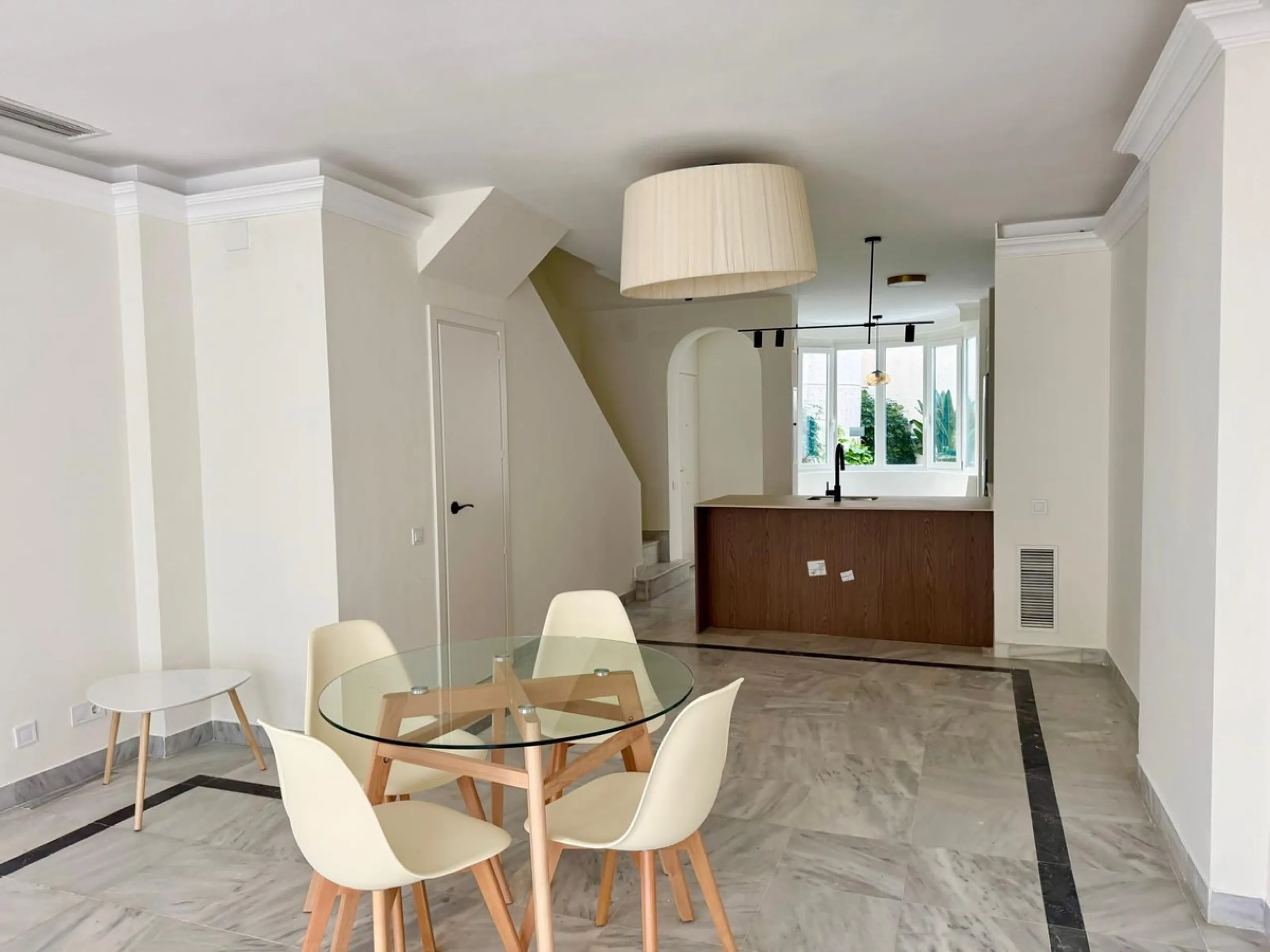 Apartment located in the prestigious residential complex Marbella House, one of the most sought-after developments in the area thanks to its extensive facilities and impeccable maintenance. It boasts a privileged location next to the beach and the promena