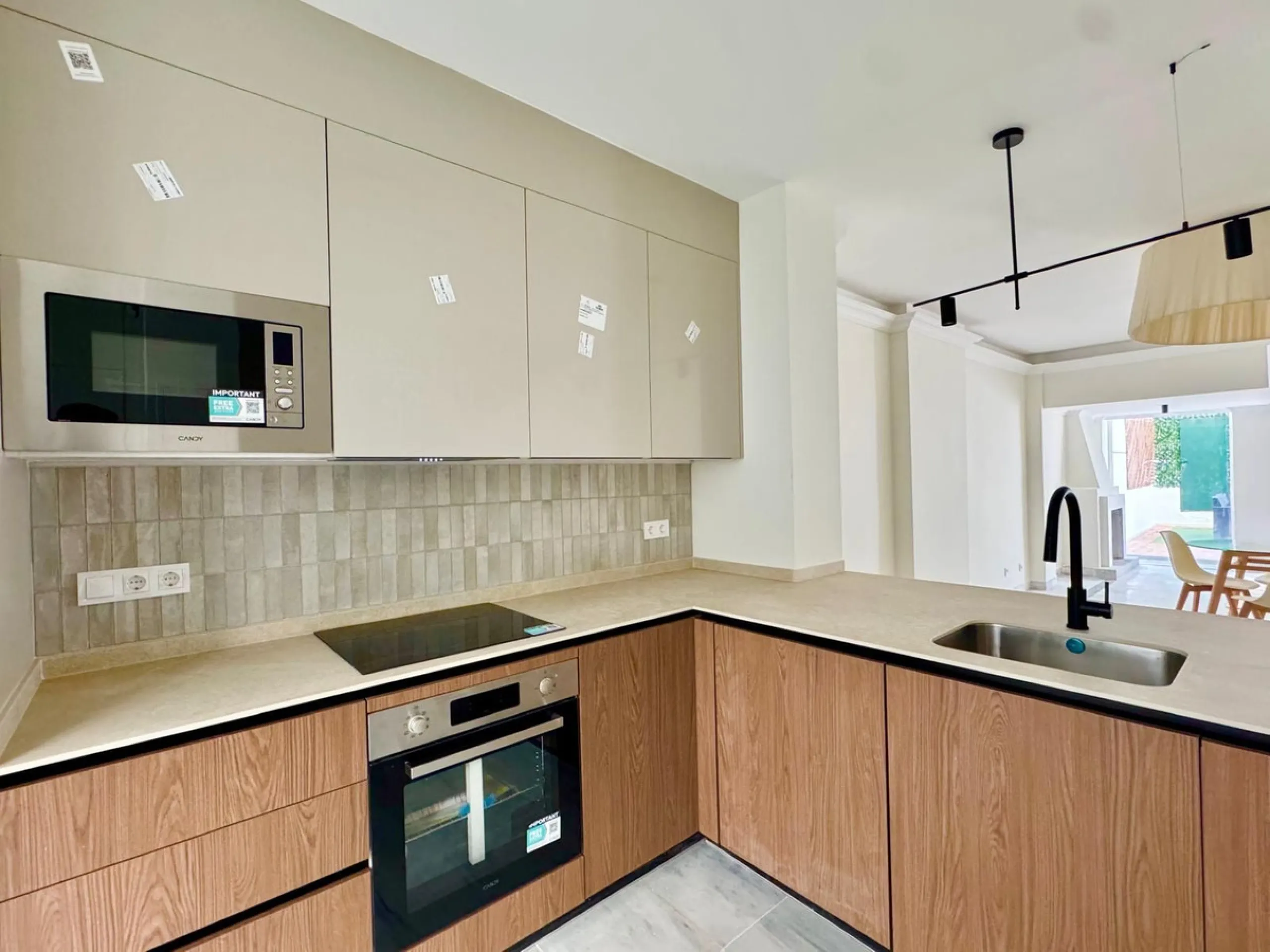 Apartment located in the prestigious residential complex Marbella House, one of the most sought-after developments in the area thanks to its extensive facilities and impeccable maintenance. It boasts a privileged location next to the beach and the promena
