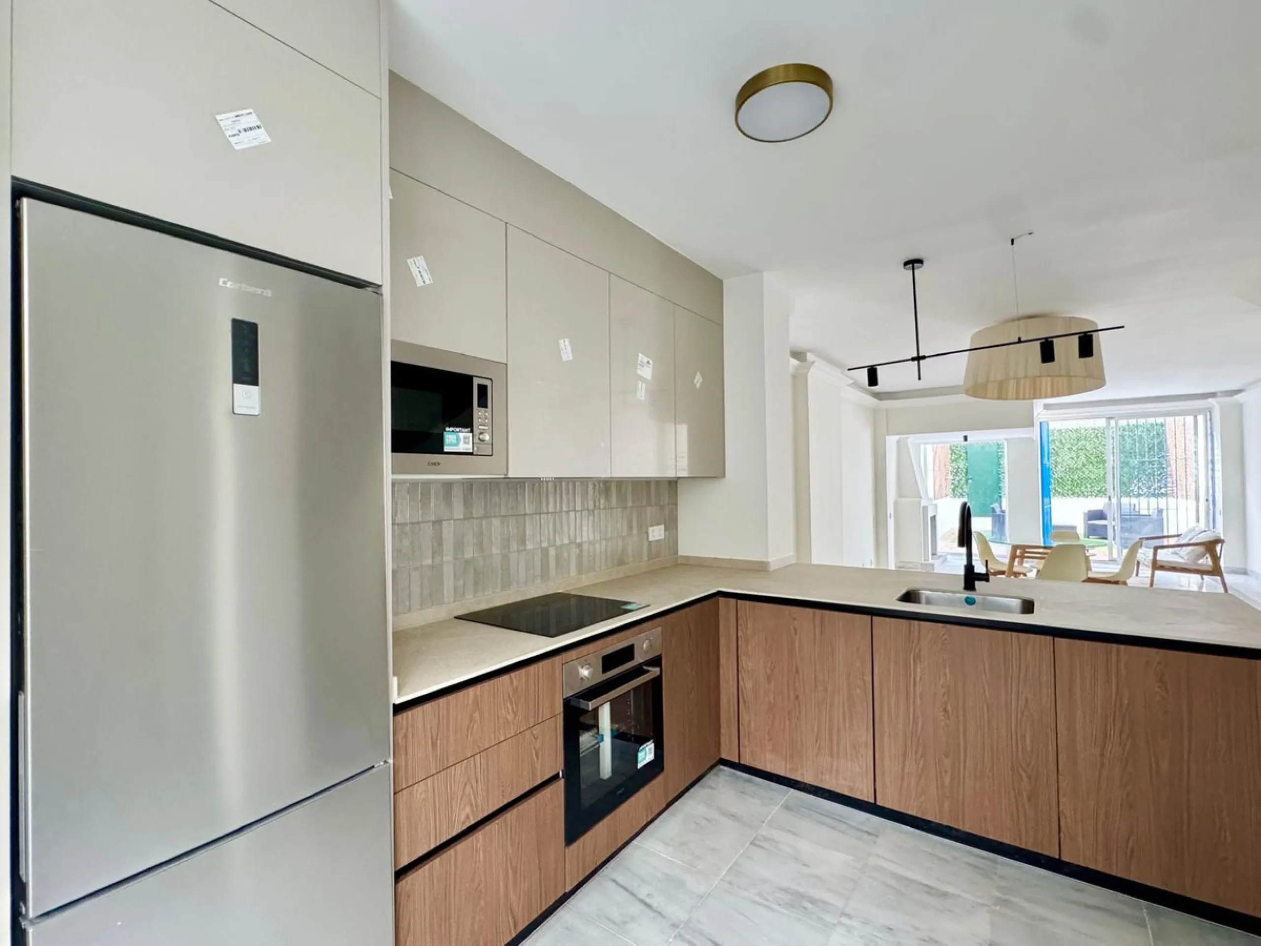 Apartment located in the prestigious residential complex Marbella House, one of the most sought-after developments in the area thanks to its extensive facilities and impeccable maintenance. It boasts a privileged location next to the beach and the promena