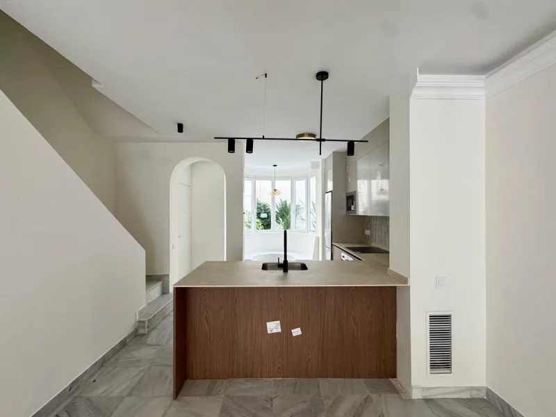 Apartment located in the prestigious residential complex Marbella House, one of the most sought-after developments in the area thanks to its extensive facilities and impeccable maintenance. It boasts a privileged location next to the beach and the promena