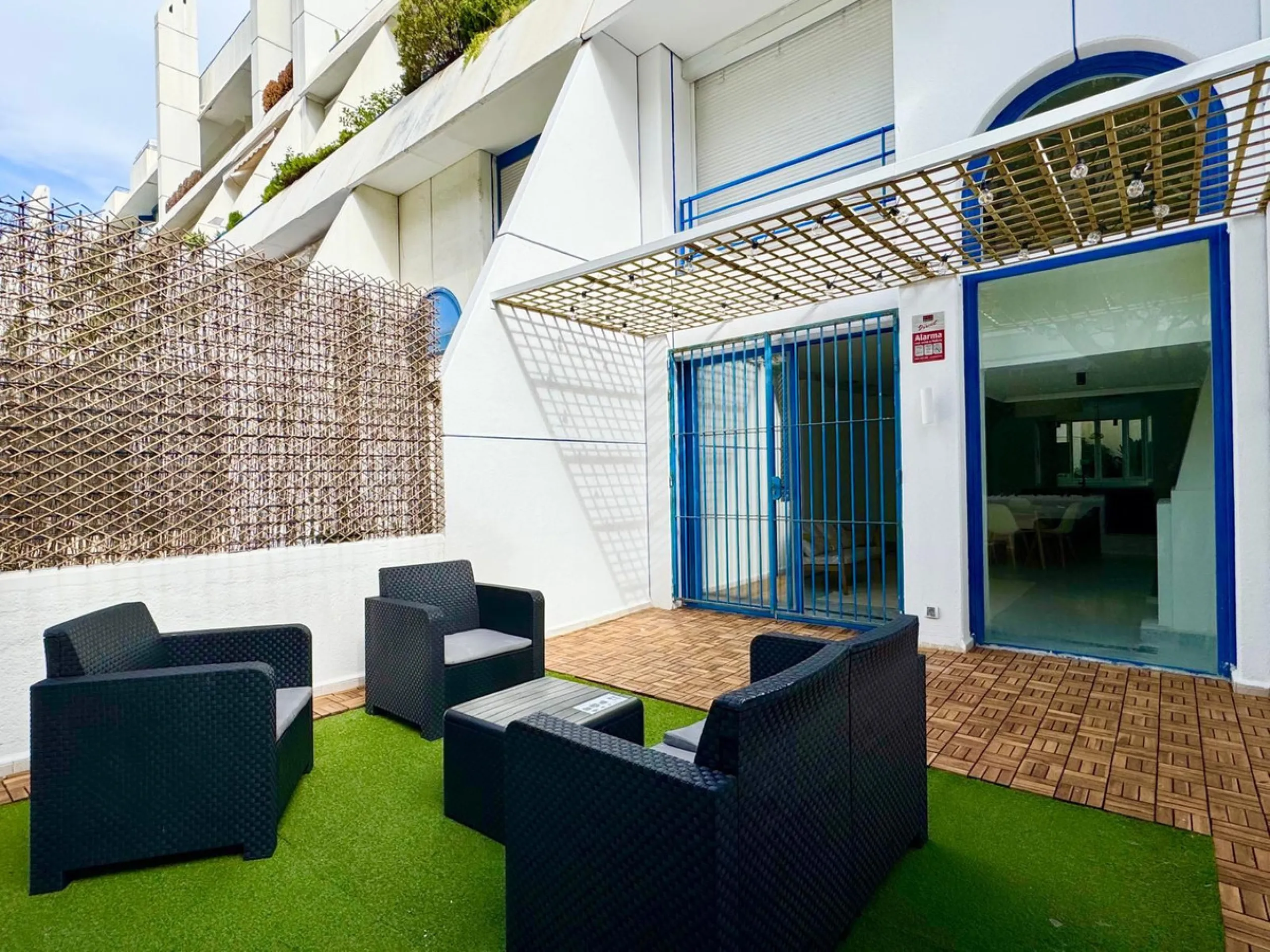 Apartment located in the prestigious residential complex Marbella House, one of the most sought-after developments in the area thanks to its extensive facilities and impeccable maintenance. It boasts a privileged location next to the beach and the promena