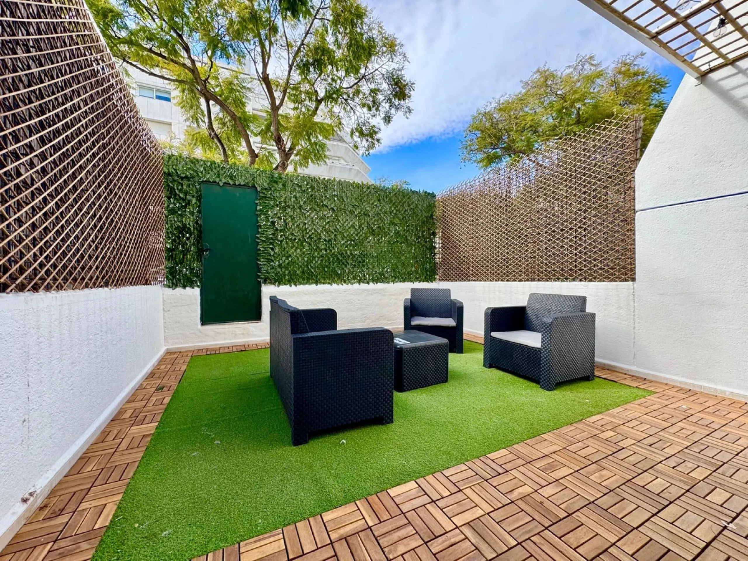 Apartment located in the prestigious residential complex Marbella House, one of the most sought-after developments in the area thanks to its extensive facilities and impeccable maintenance. It boasts a privileged location next to the beach and the promena