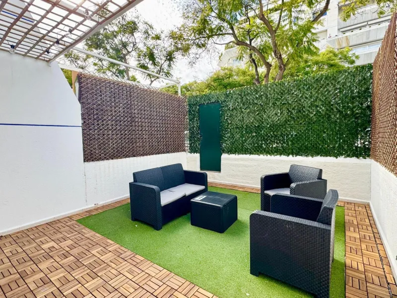 Apartment located in the prestigious residential complex Marbella House, one of the most sought-after developments in the area thanks to its extensive facilities and impeccable maintenance. It boasts a privileged location next to the beach and the promena