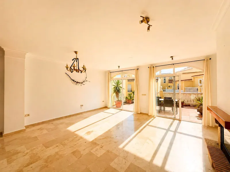 Cozy townhouse in the well-established residential complex "Balcones del Seghers", located in the Puerto de Estepona urbanization (Seghers area), one of the most sought-after areas of Estepona due to its tranquillity, proximity to the sea and easy access 