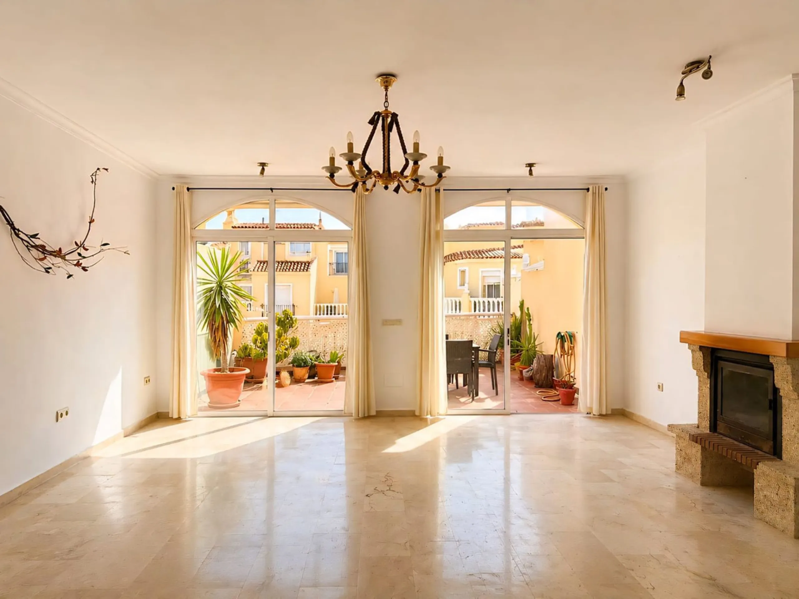 Cozy townhouse in the well-established residential complex "Balcones del Seghers", located in the Puerto de Estepona urbanization (Seghers area), one of the most sought-after areas of Estepona due to its tranquillity, proximity to the sea and easy access 
