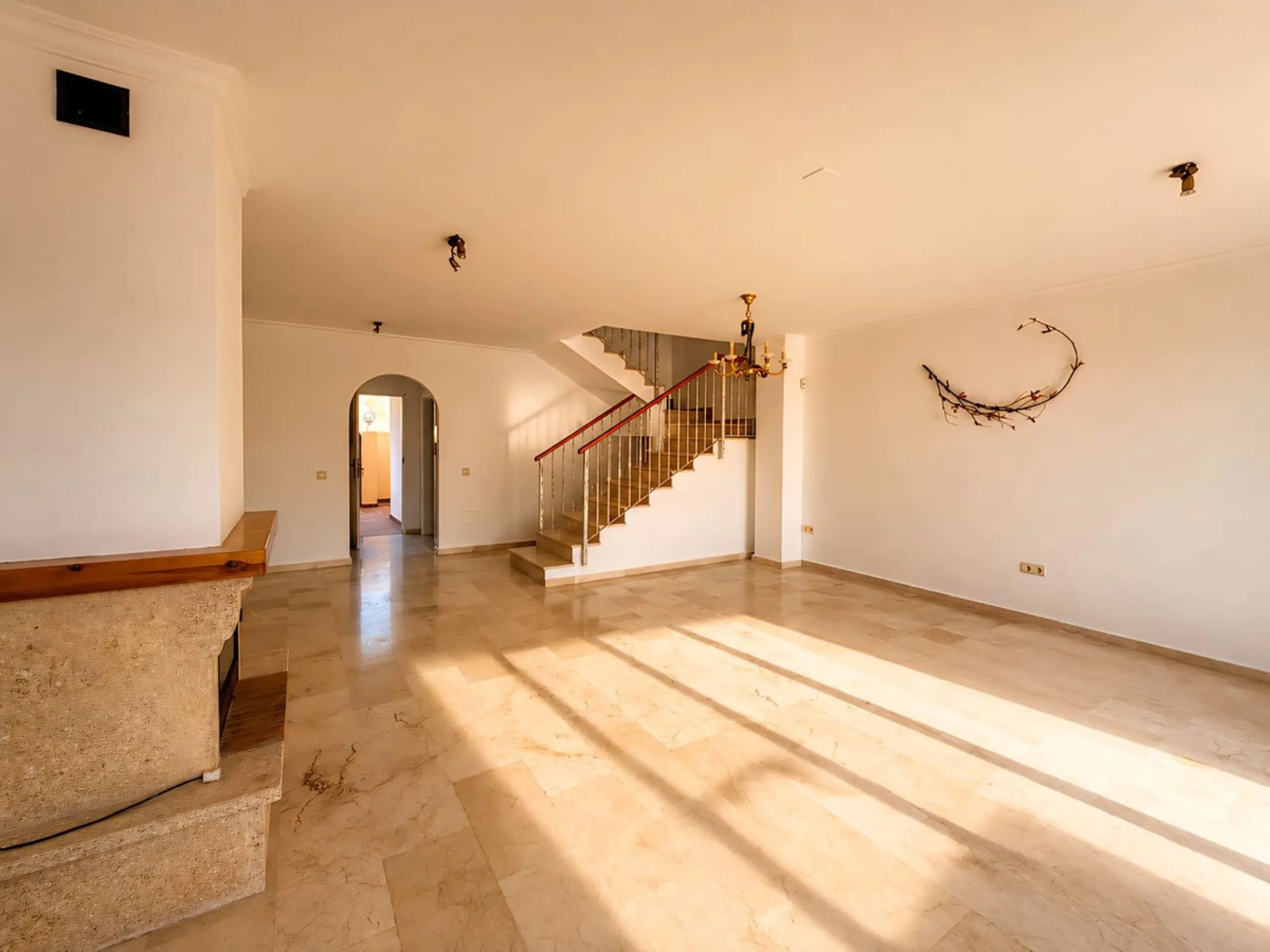 Cozy townhouse in the well-established residential complex "Balcones del Seghers", located in the Puerto de Estepona urbanization (Seghers area), one of the most sought-after areas of Estepona due to its tranquillity, proximity to the sea and easy access 