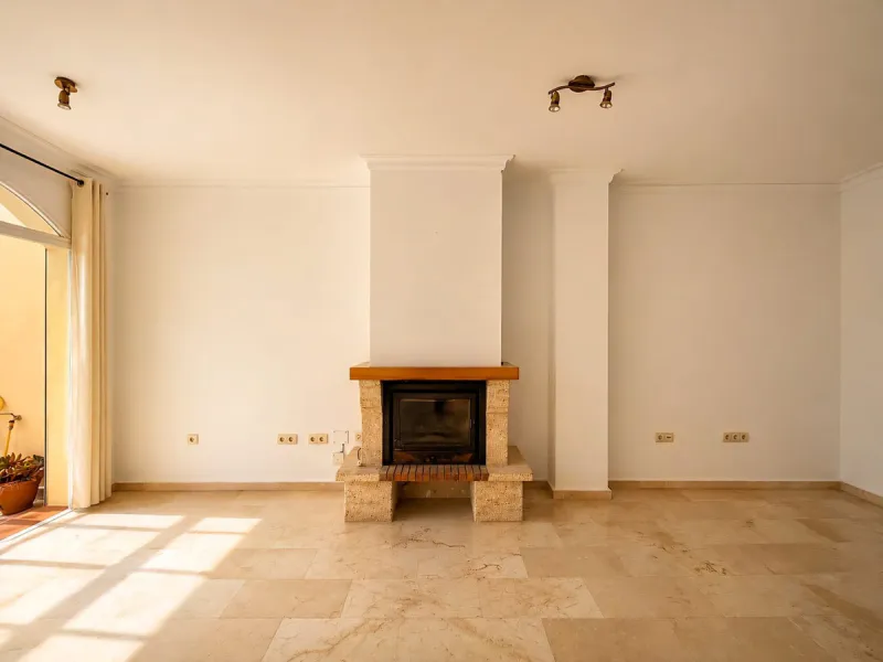 Cozy townhouse in the well-established residential complex "Balcones del Seghers", located in the Puerto de Estepona urbanization (Seghers area), one of the most sought-after areas of Estepona due to its tranquillity, proximity to the sea and easy access 