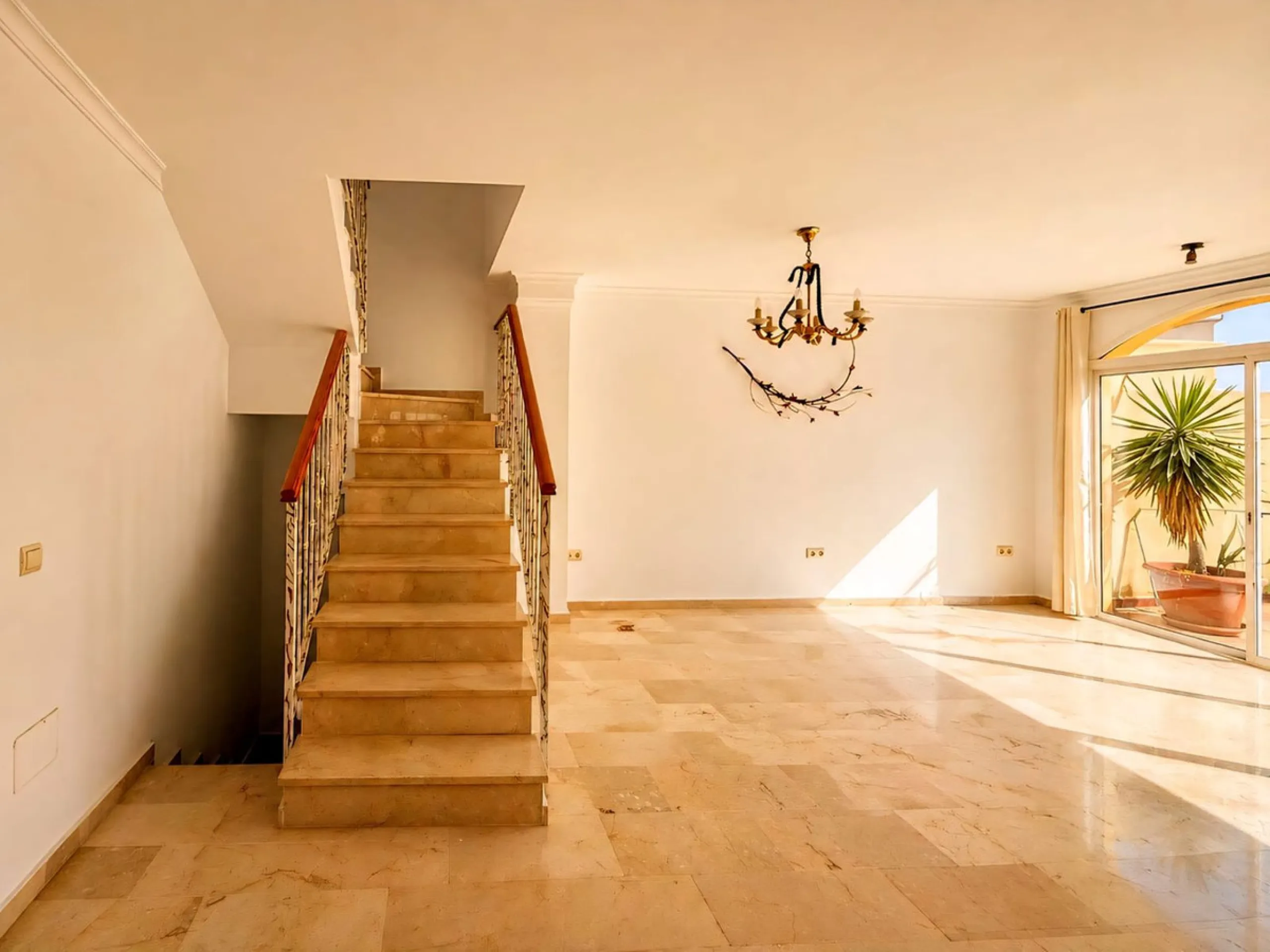 Cozy townhouse in the well-established residential complex "Balcones del Seghers", located in the Puerto de Estepona urbanization (Seghers area), one of the most sought-after areas of Estepona due to its tranquillity, proximity to the sea and easy access 
