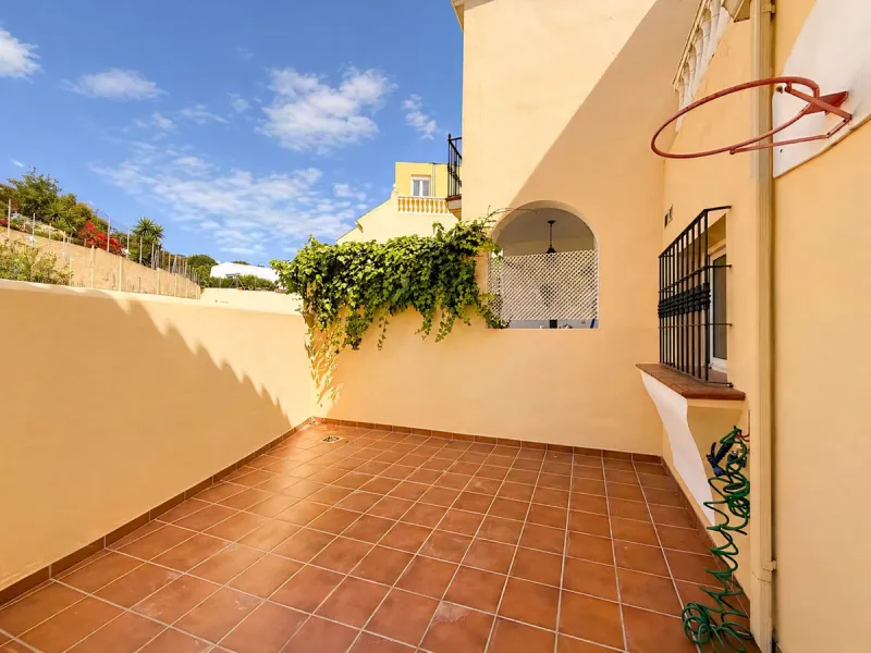 Cozy townhouse in the well-established residential complex "Balcones del Seghers", located in the Puerto de Estepona urbanization (Seghers area), one of the most sought-after areas of Estepona due to its tranquillity, proximity to the sea and easy access 