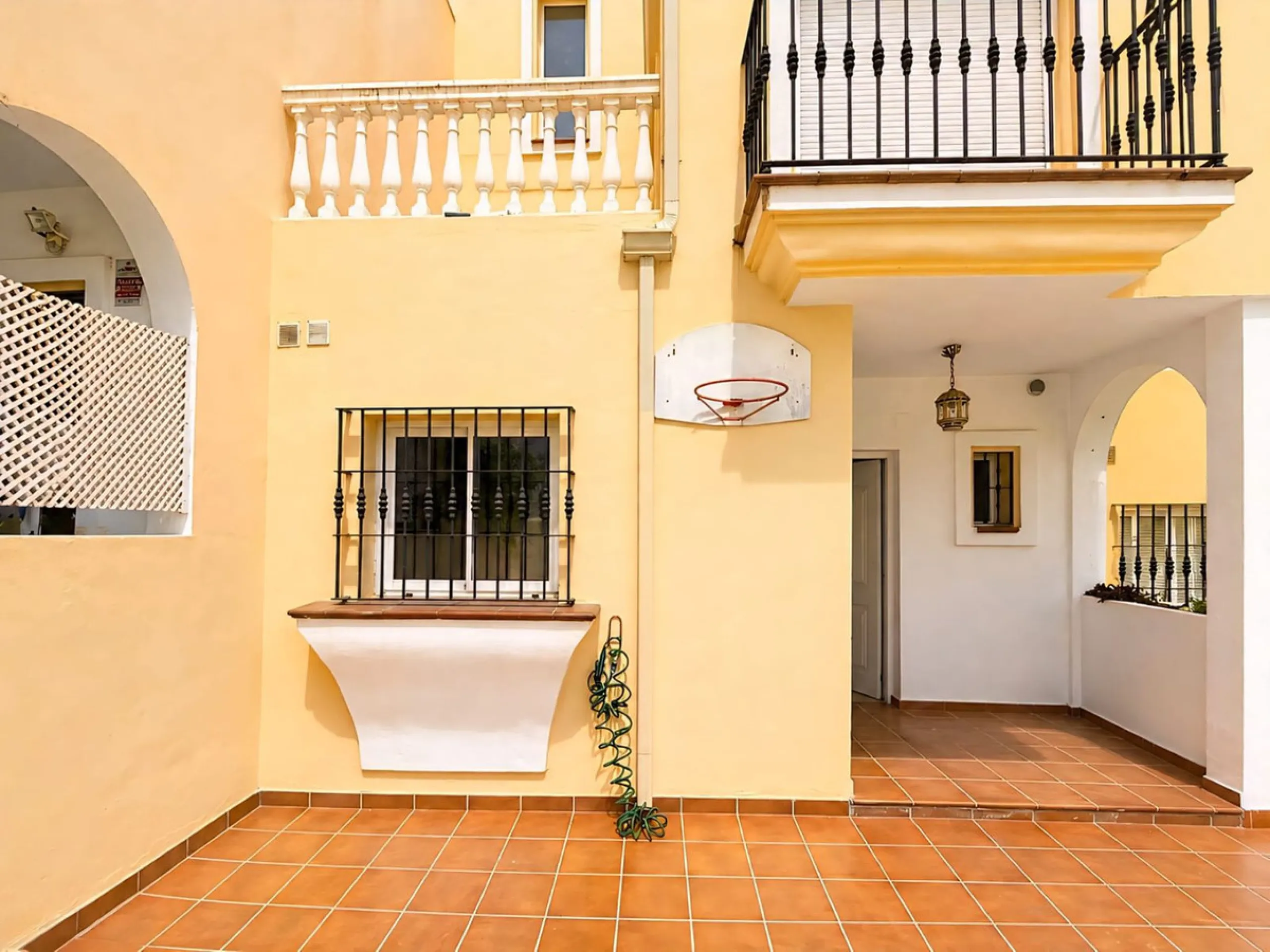 Cozy townhouse in the well-established residential complex "Balcones del Seghers", located in the Puerto de Estepona urbanization (Seghers area), one of the most sought-after areas of Estepona due to its tranquillity, proximity to the sea and easy access 