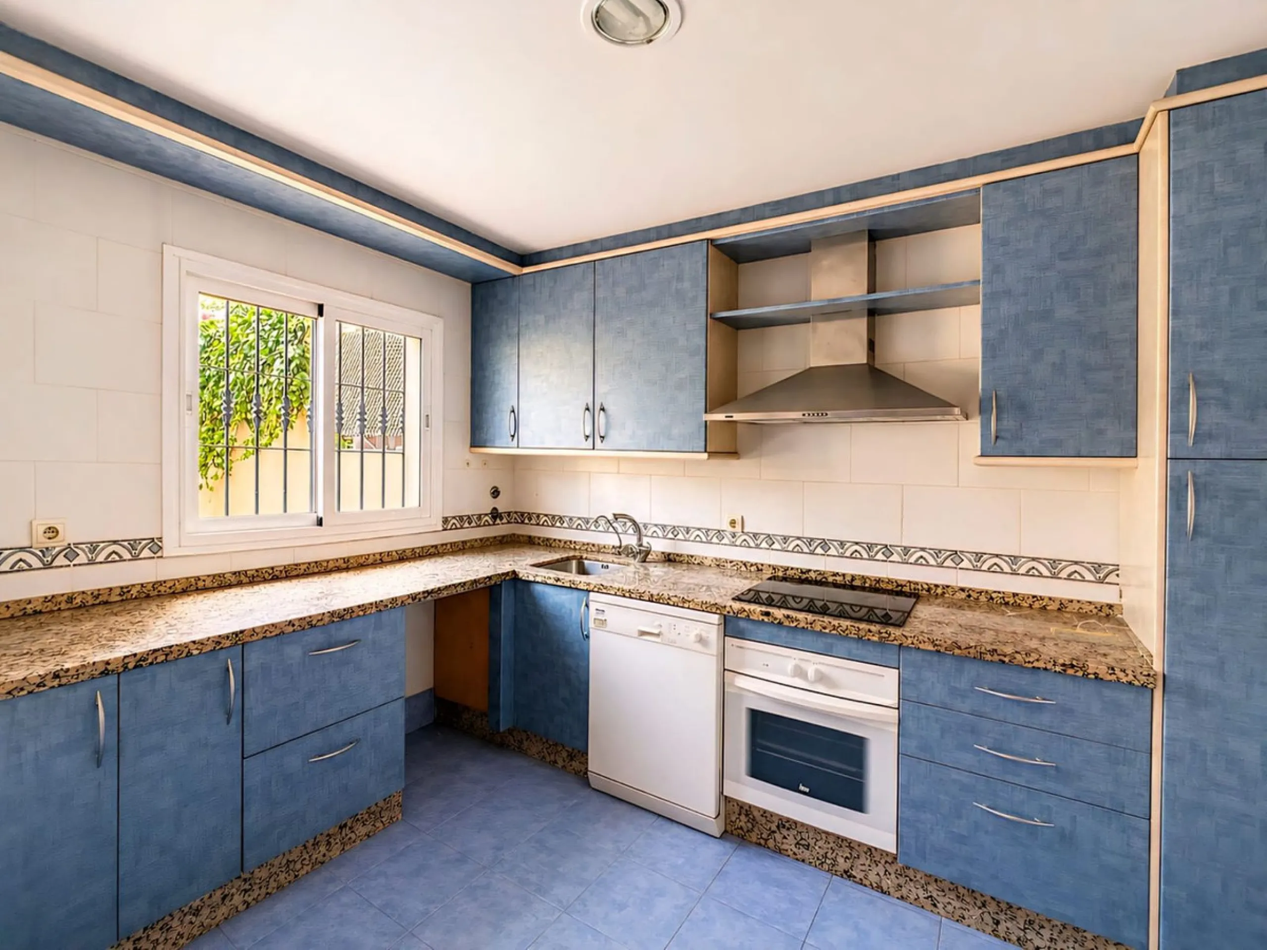 Cozy townhouse in the well-established residential complex "Balcones del Seghers", located in the Puerto de Estepona urbanization (Seghers area), one of the most sought-after areas of Estepona due to its tranquillity, proximity to the sea and easy access 