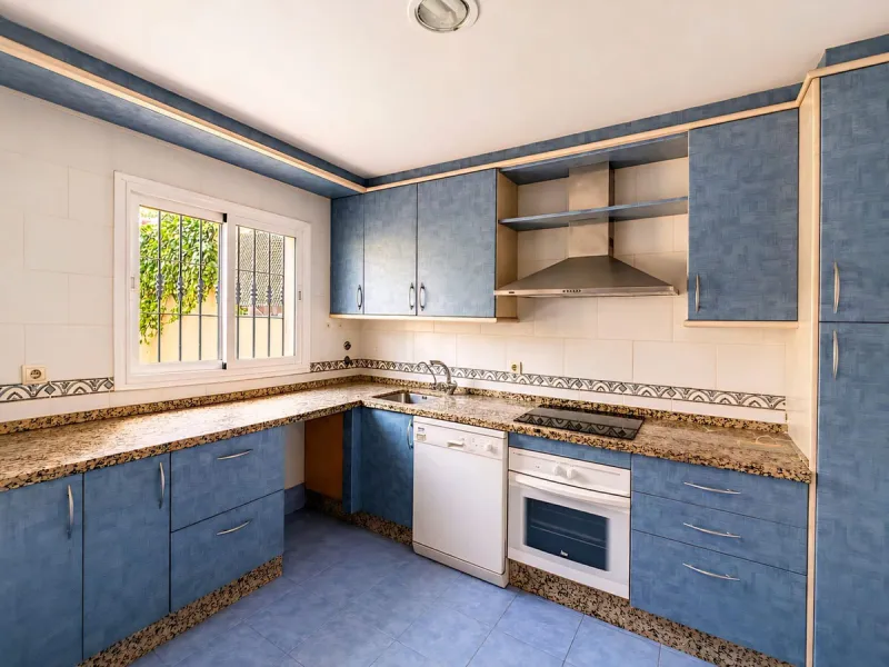 Cozy townhouse in the well-established residential complex "Balcones del Seghers", located in the Puerto de Estepona urbanization (Seghers area), one of the most sought-after areas of Estepona due to its tranquillity, proximity to the sea and easy access 