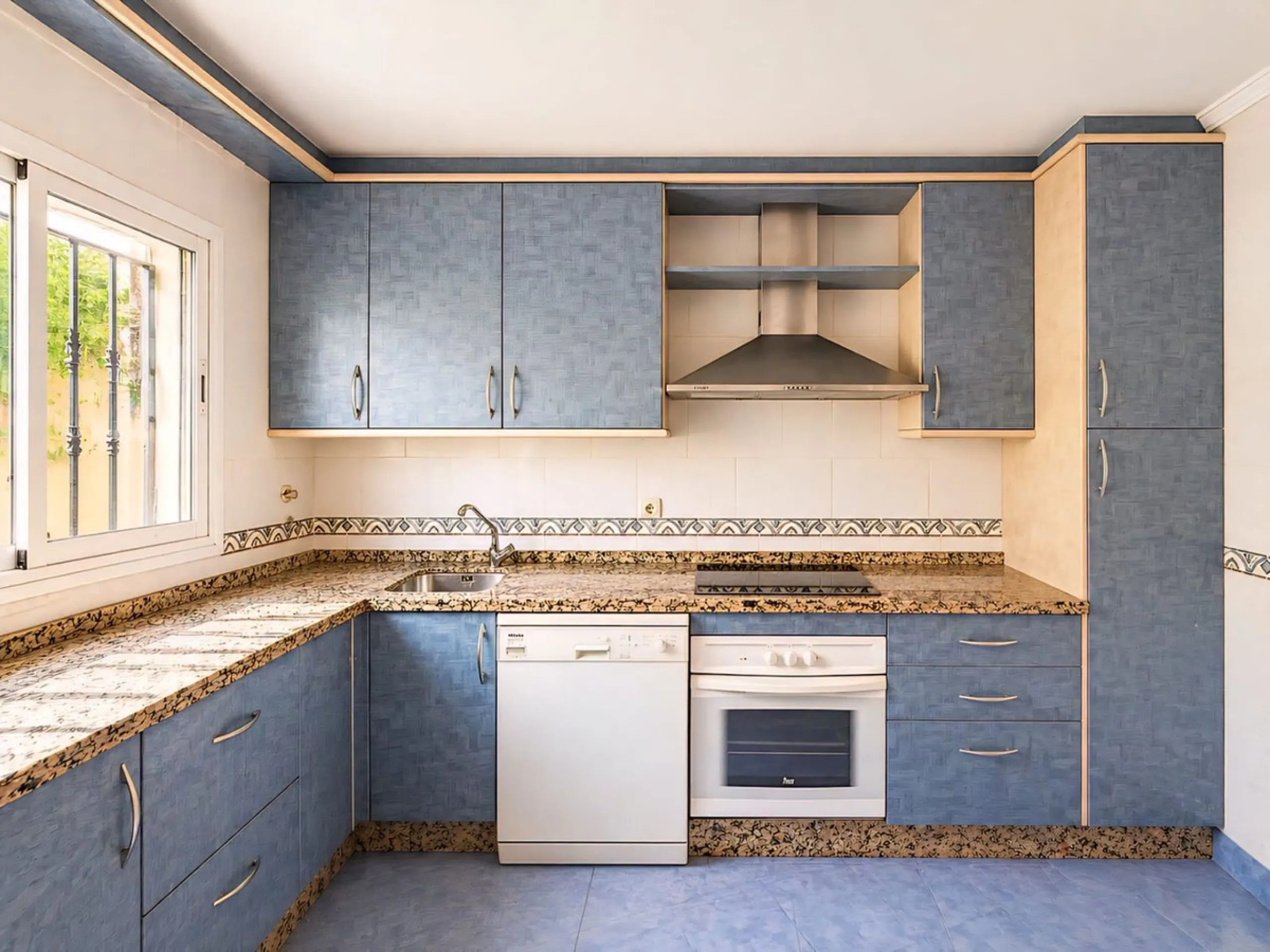 Cozy townhouse in the well-established residential complex "Balcones del Seghers", located in the Puerto de Estepona urbanization (Seghers area), one of the most sought-after areas of Estepona due to its tranquillity, proximity to the sea and easy access 