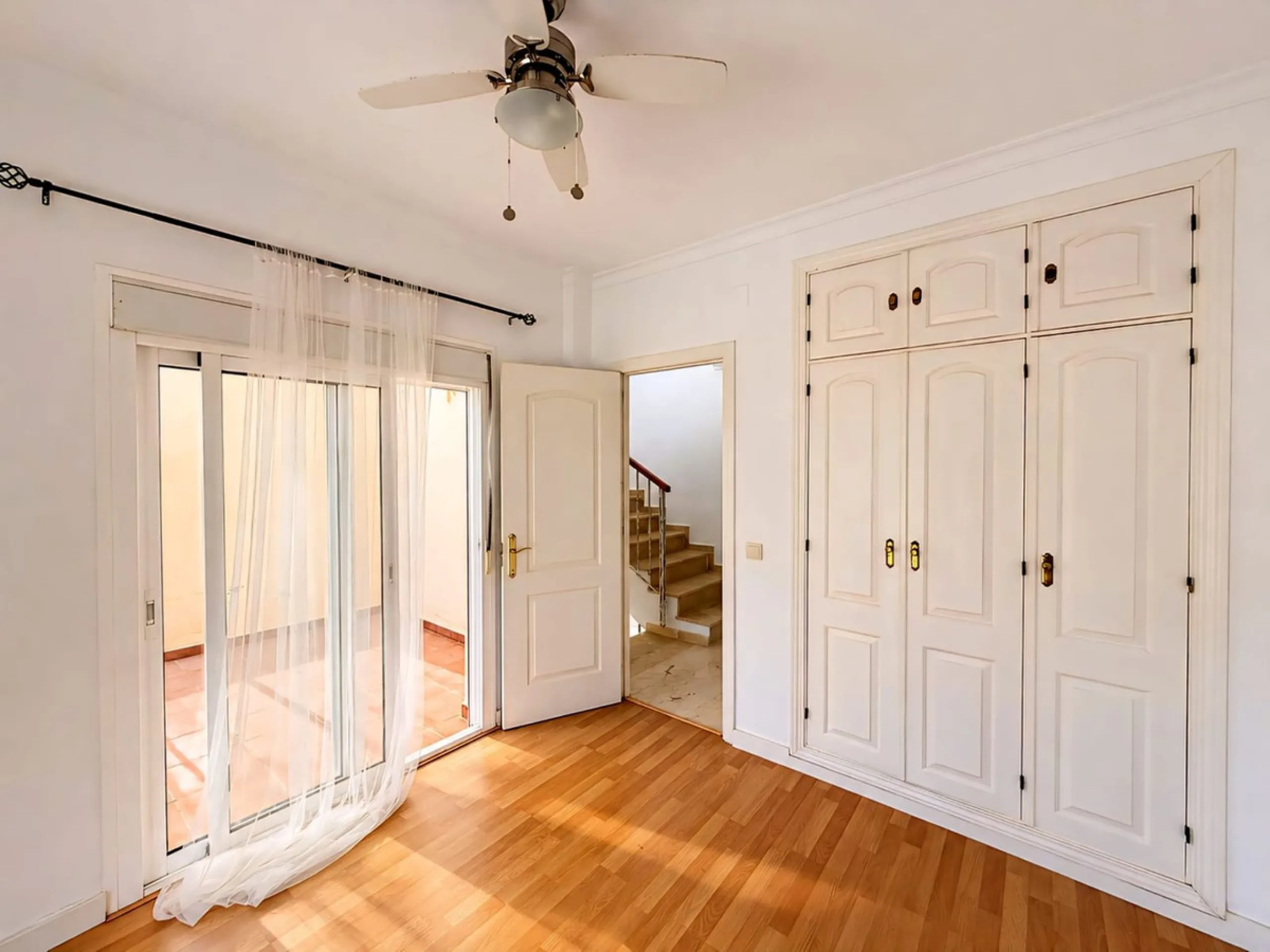 Cozy townhouse in the well-established residential complex "Balcones del Seghers", located in the Puerto de Estepona urbanization (Seghers area), one of the most sought-after areas of Estepona due to its tranquillity, proximity to the sea and easy access 