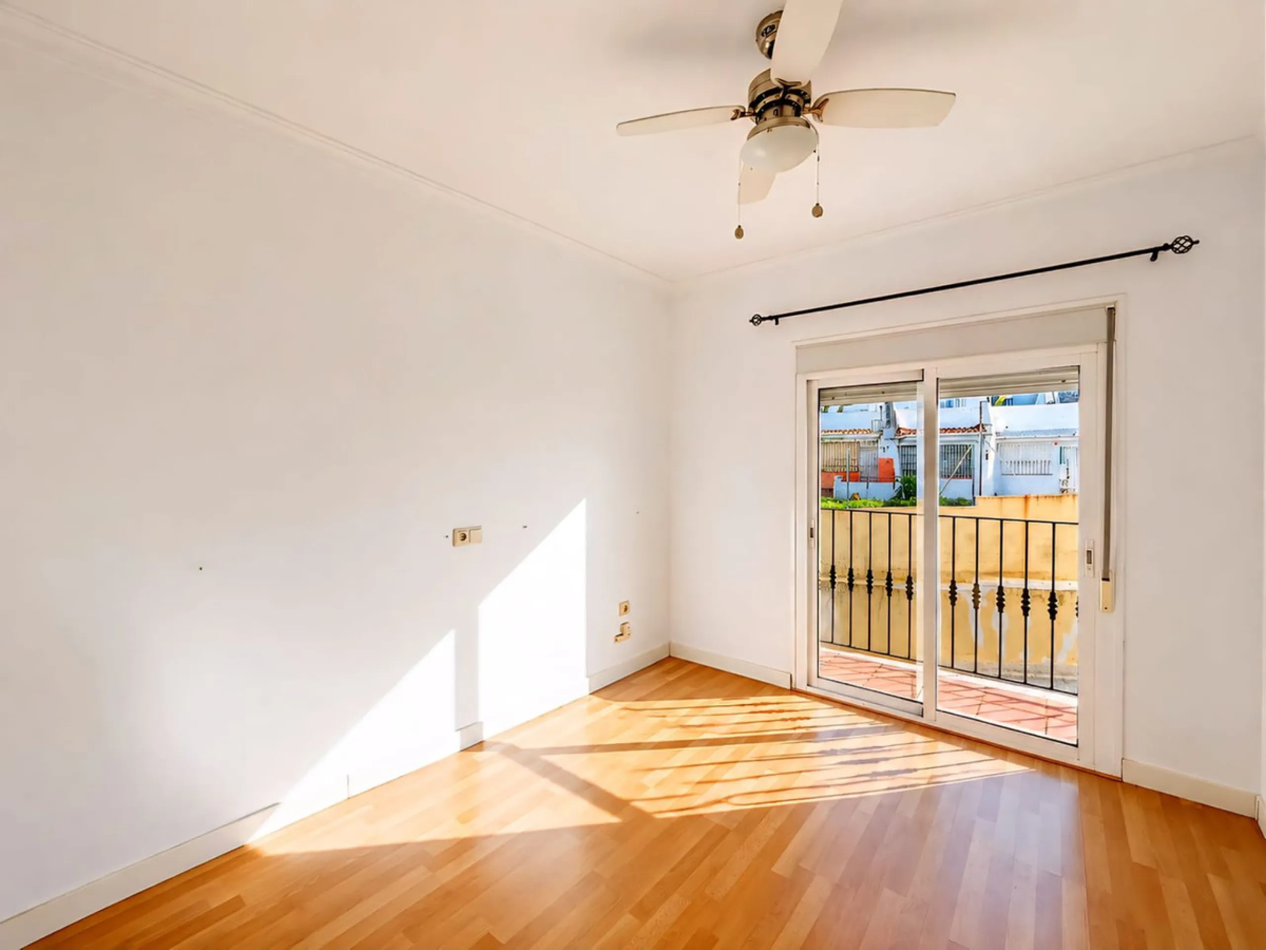 Cozy townhouse in the well-established residential complex "Balcones del Seghers", located in the Puerto de Estepona urbanization (Seghers area), one of the most sought-after areas of Estepona due to its tranquillity, proximity to the sea and easy access 
