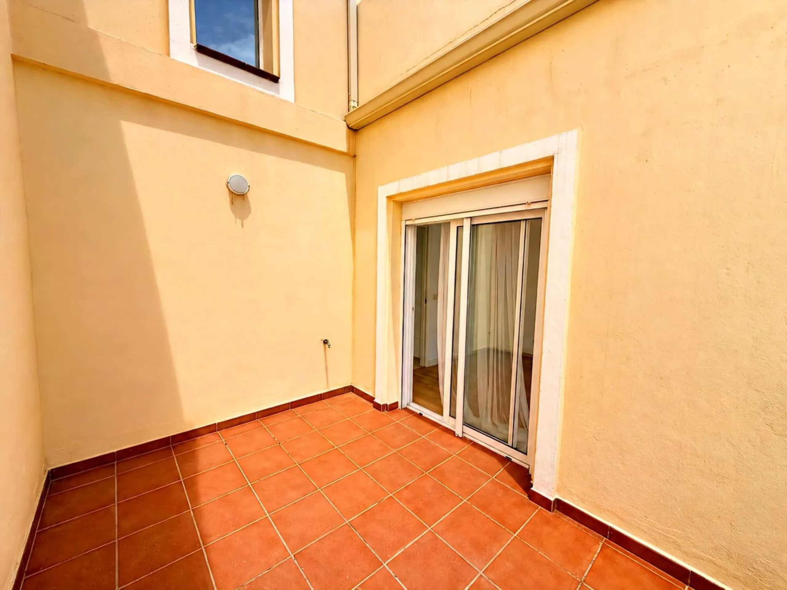 Cozy townhouse in the well-established residential complex "Balcones del Seghers", located in the Puerto de Estepona urbanization (Seghers area), one of the most sought-after areas of Estepona due to its tranquillity, proximity to the sea and easy access 