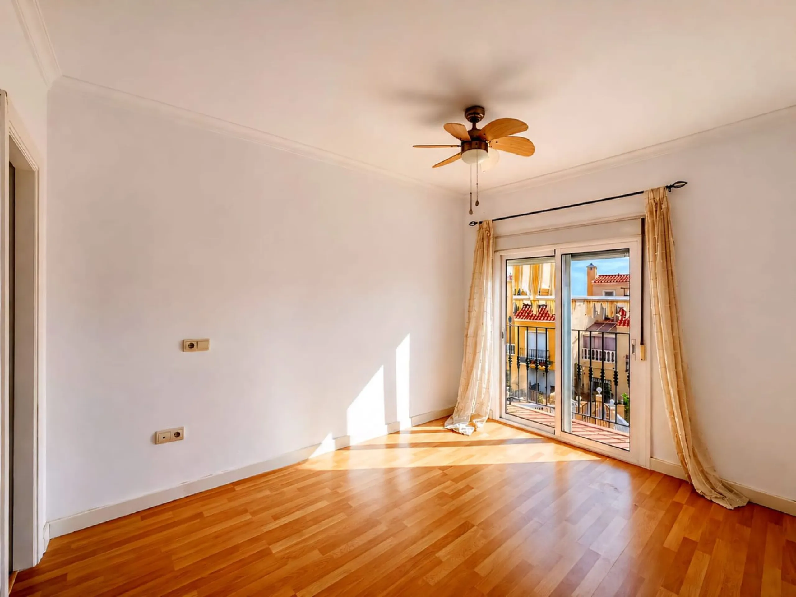 Cozy townhouse in the well-established residential complex "Balcones del Seghers", located in the Puerto de Estepona urbanization (Seghers area), one of the most sought-after areas of Estepona due to its tranquillity, proximity to the sea and easy access 