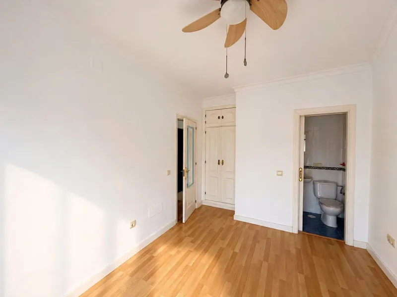 Cozy townhouse in the well-established residential complex "Balcones del Seghers", located in the Puerto de Estepona urbanization (Seghers area), one of the most sought-after areas of Estepona due to its tranquillity, proximity to the sea and easy access 