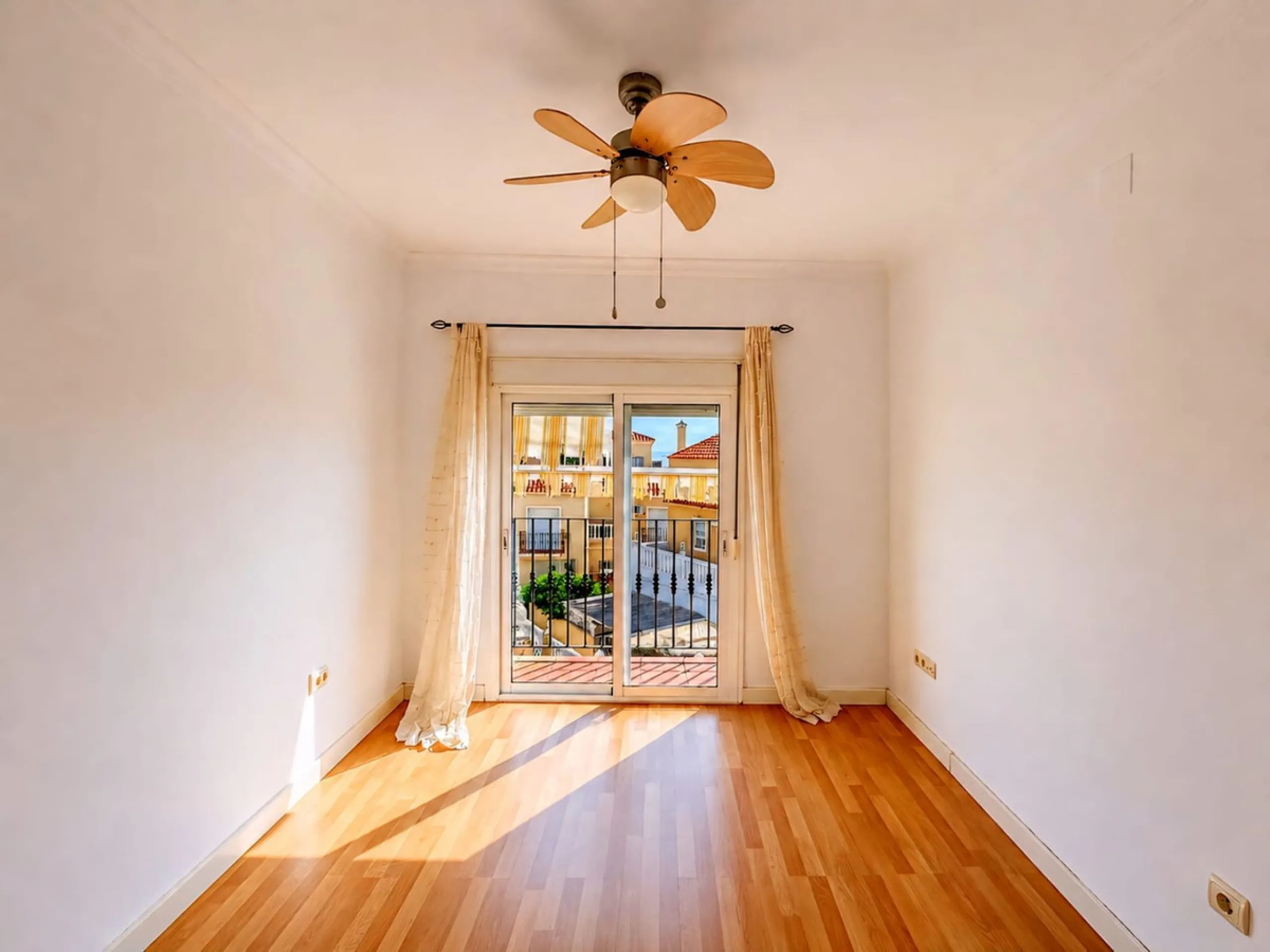 Cozy townhouse in the well-established residential complex "Balcones del Seghers", located in the Puerto de Estepona urbanization (Seghers area), one of the most sought-after areas of Estepona due to its tranquillity, proximity to the sea and easy access 