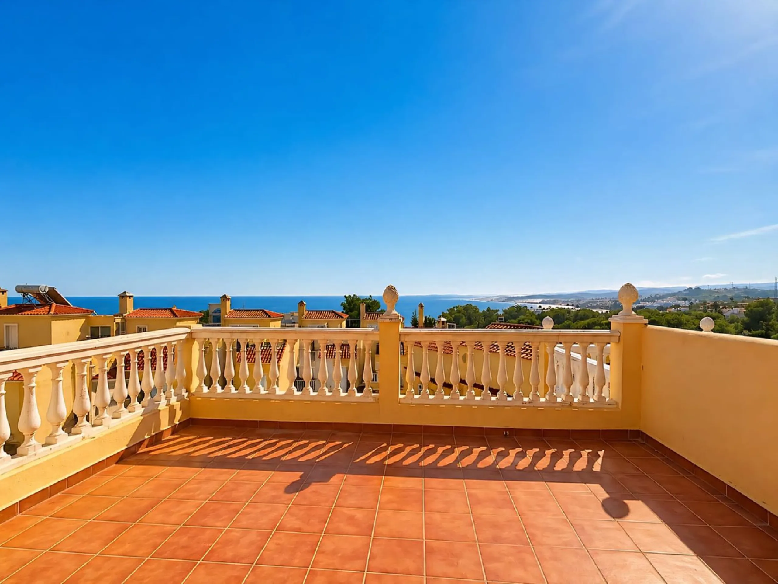 Cozy townhouse in the well-established residential complex "Balcones del Seghers", located in the Puerto de Estepona urbanization (Seghers area), one of the most sought-after areas of Estepona due to its tranquillity, proximity to the sea and easy access 