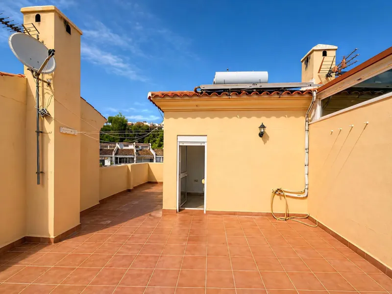 Cozy townhouse in the well-established residential complex "Balcones del Seghers", located in the Puerto de Estepona urbanization (Seghers area), one of the most sought-after areas of Estepona due to its tranquillity, proximity to the sea and easy access 