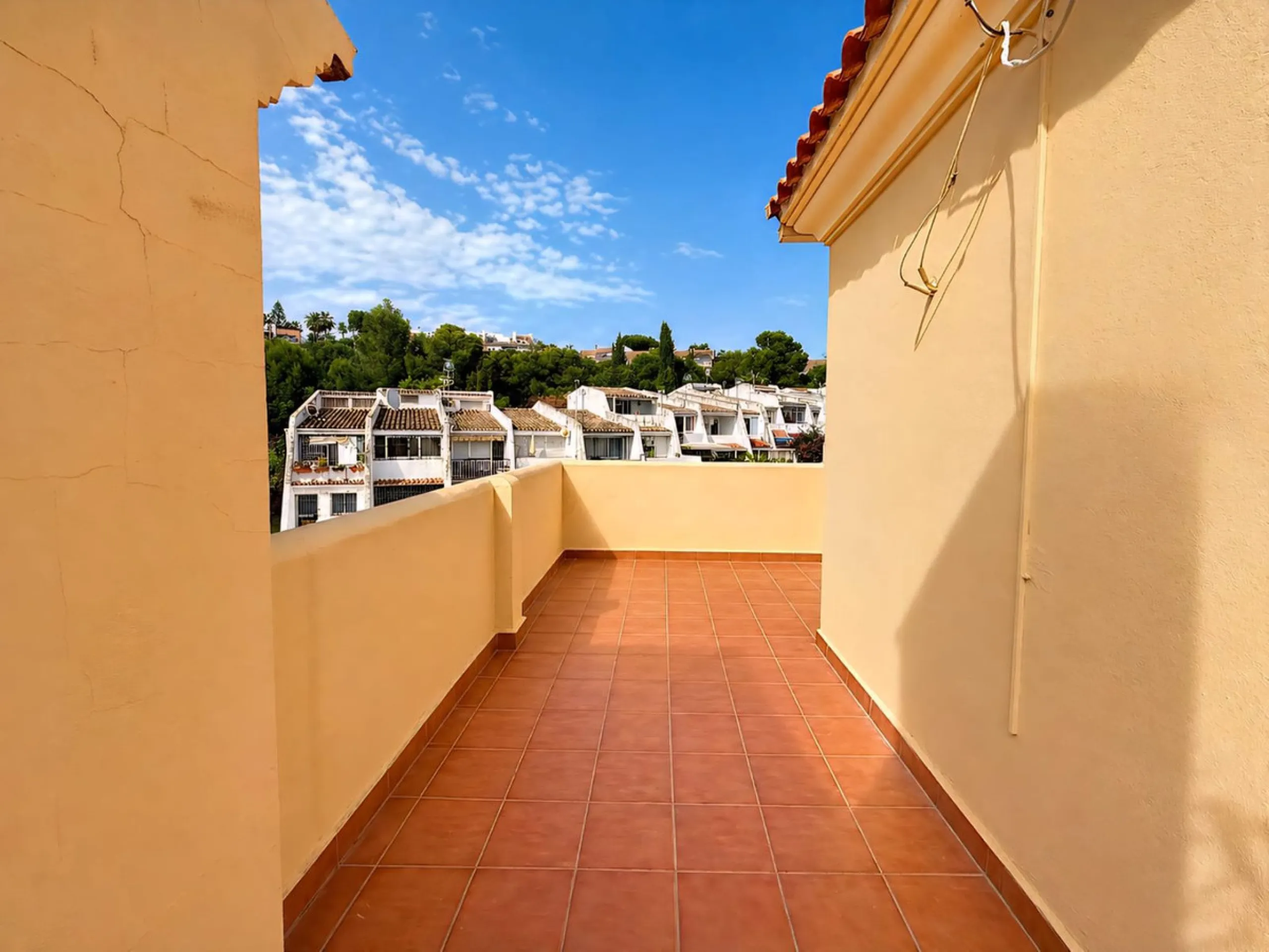 Cozy townhouse in the well-established residential complex "Balcones del Seghers", located in the Puerto de Estepona urbanization (Seghers area), one of the most sought-after areas of Estepona due to its tranquillity, proximity to the sea and easy access 