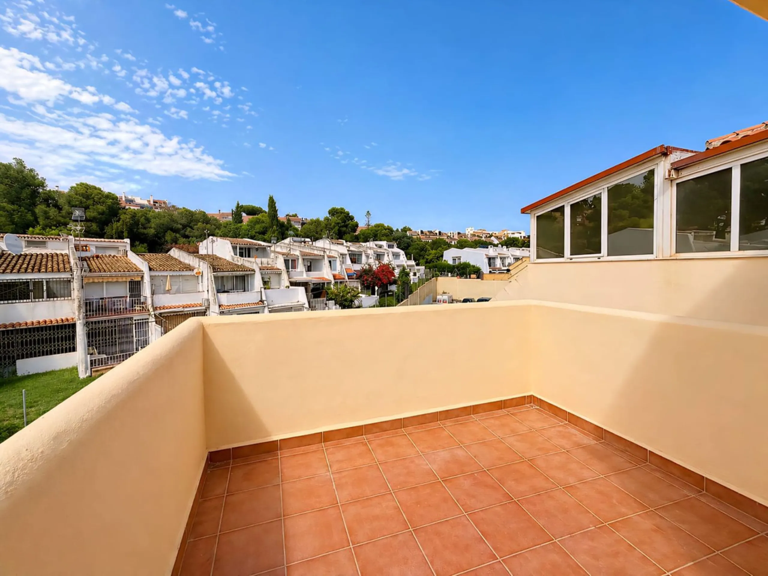 Cozy townhouse in the well-established residential complex "Balcones del Seghers", located in the Puerto de Estepona urbanization (Seghers area), one of the most sought-after areas of Estepona due to its tranquillity, proximity to the sea and easy access 