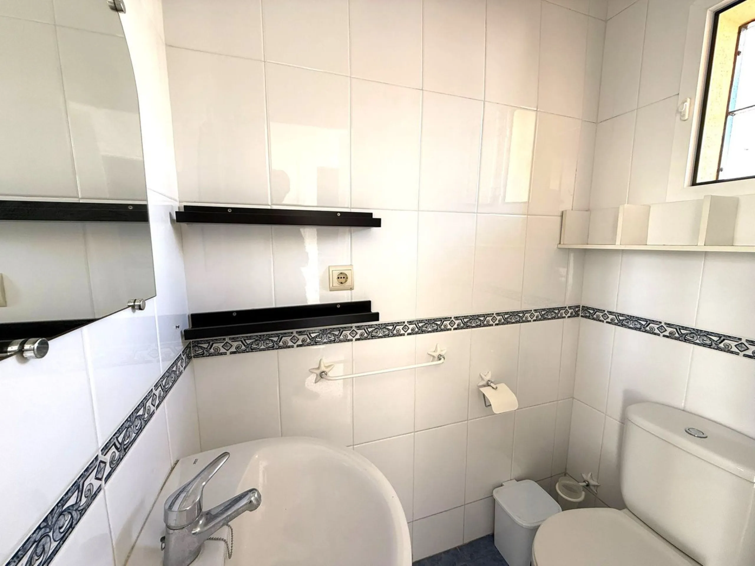 Cozy townhouse in the well-established residential complex "Balcones del Seghers", located in the Puerto de Estepona urbanization (Seghers area), one of the most sought-after areas of Estepona due to its tranquillity, proximity to the sea and easy access 