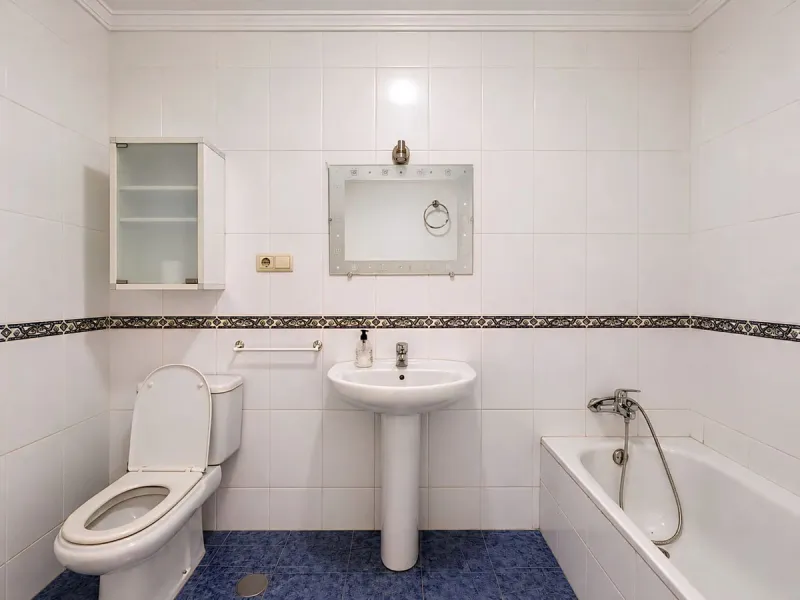 Cozy townhouse in the well-established residential complex "Balcones del Seghers", located in the Puerto de Estepona urbanization (Seghers area), one of the most sought-after areas of Estepona due to its tranquillity, proximity to the sea and easy access 