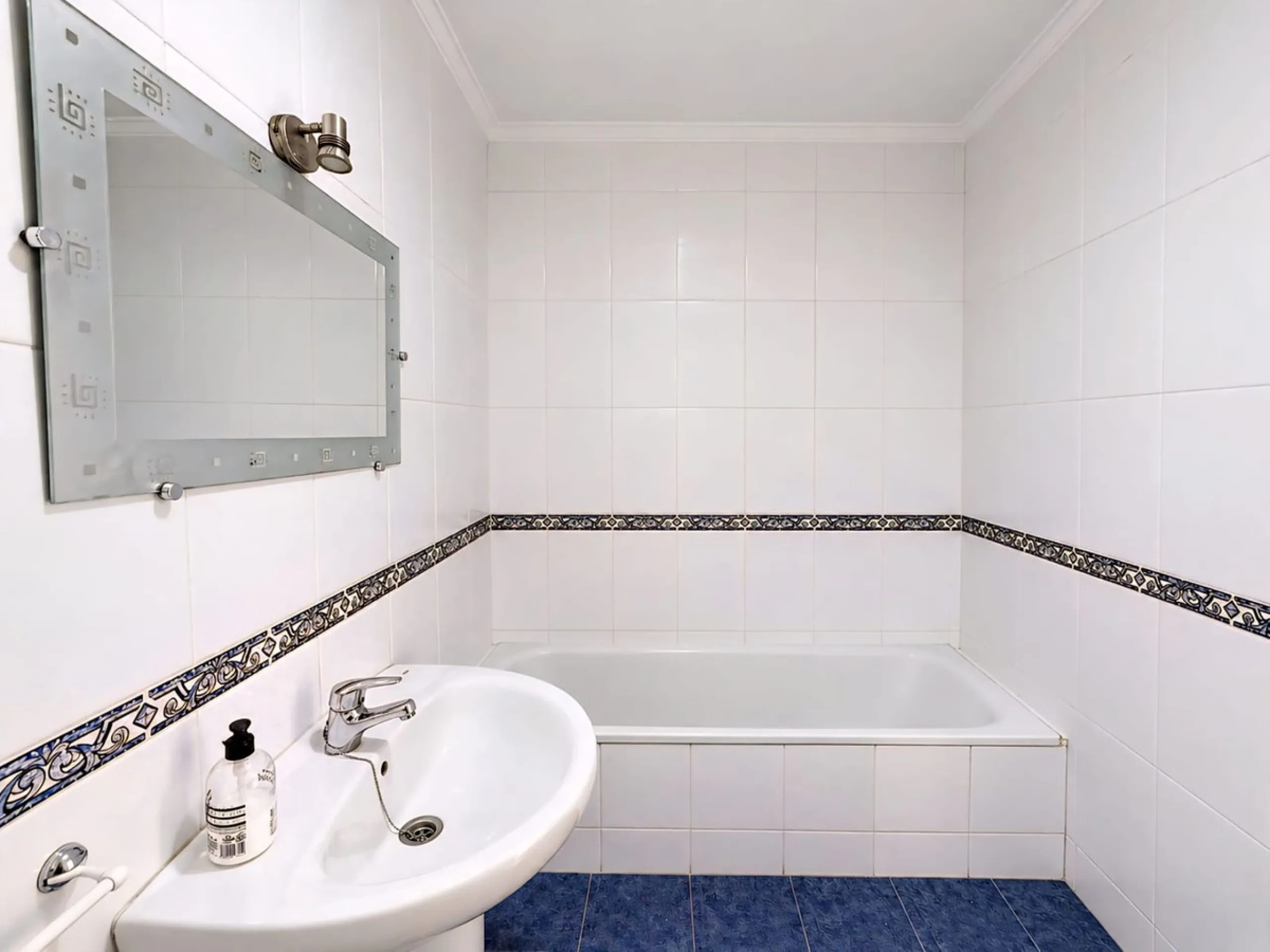 Cozy townhouse in the well-established residential complex "Balcones del Seghers", located in the Puerto de Estepona urbanization (Seghers area), one of the most sought-after areas of Estepona due to its tranquillity, proximity to the sea and easy access 