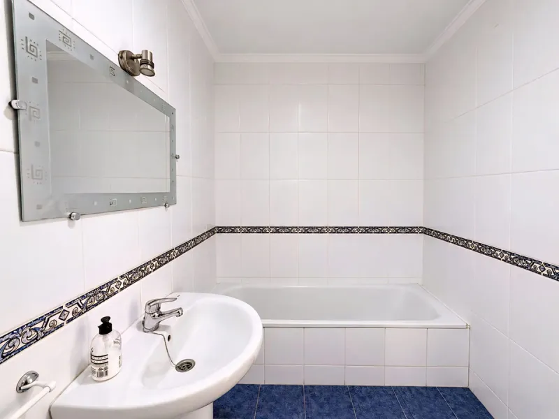 Cozy townhouse in the well-established residential complex "Balcones del Seghers", located in the Puerto de Estepona urbanization (Seghers area), one of the most sought-after areas of Estepona due to its tranquillity, proximity to the sea and easy access 