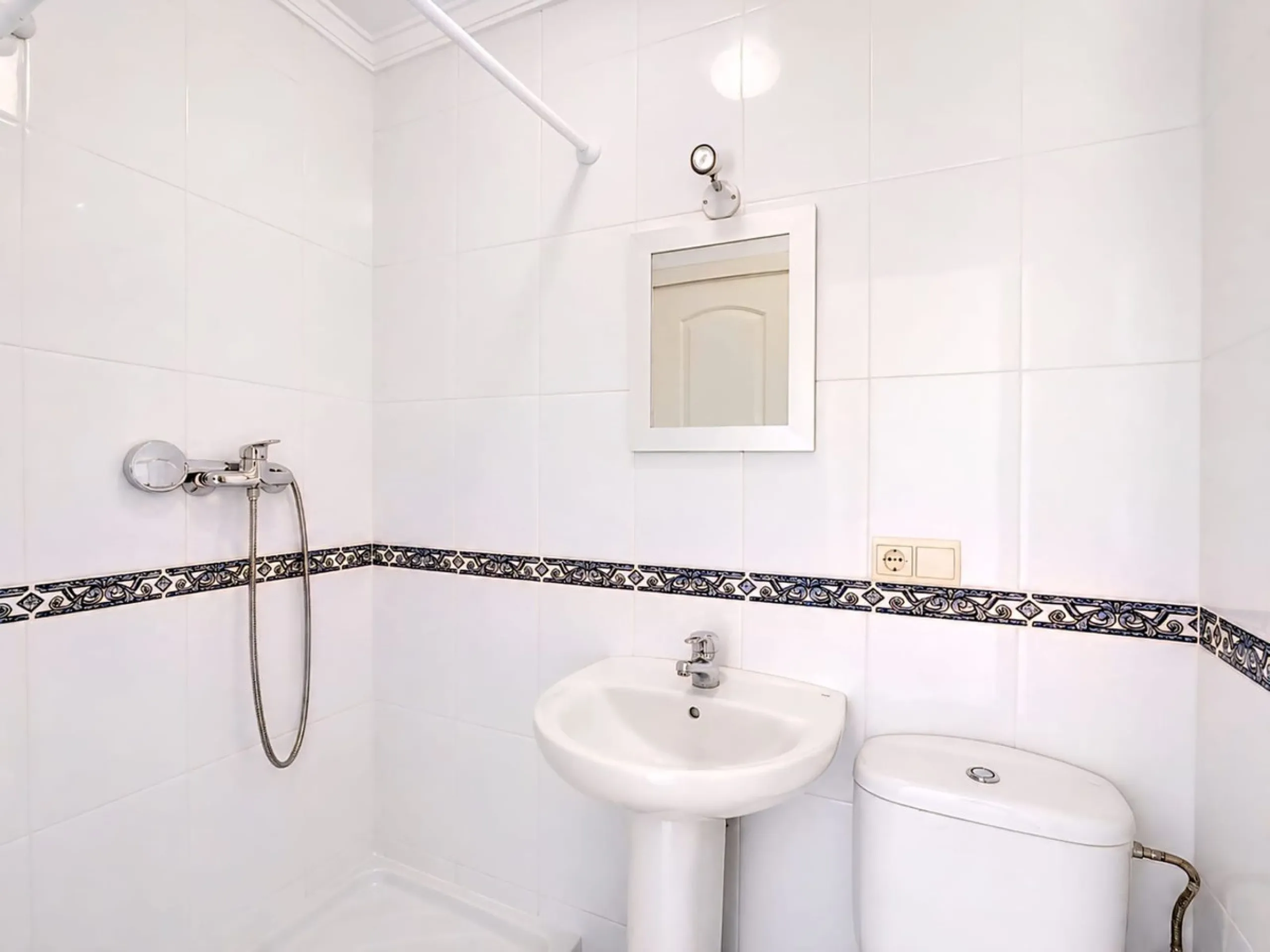 Cozy townhouse in the well-established residential complex "Balcones del Seghers", located in the Puerto de Estepona urbanization (Seghers area), one of the most sought-after areas of Estepona due to its tranquillity, proximity to the sea and easy access 