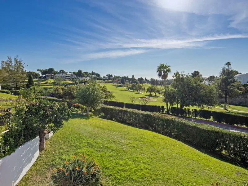 Welcome to this stunning corner semi-detached duplex townhouse, perfectly positioned in the heart of the prestigious Golf Valley and offering breathtaking panoramic views over Aloha Golf and the Mediterranean Sea. Located within the charming and tranquil 