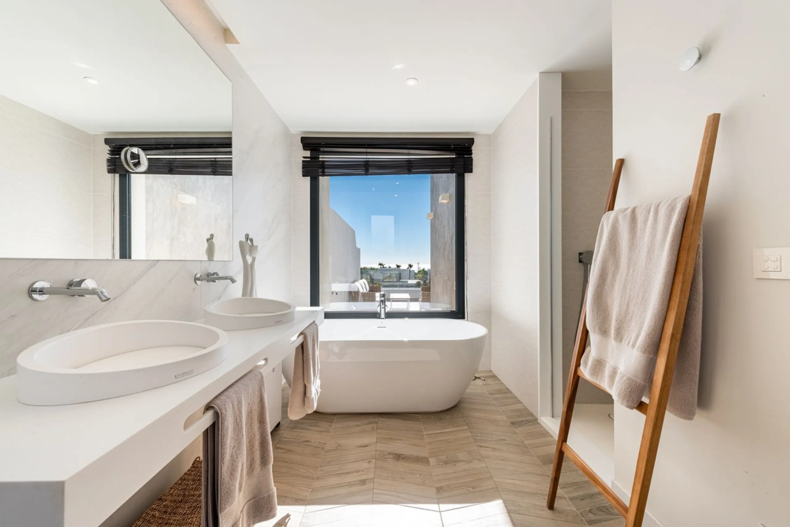 Modern and exclusive townhouse built in 2020, with a design and interior that truly make it stand out in the area.