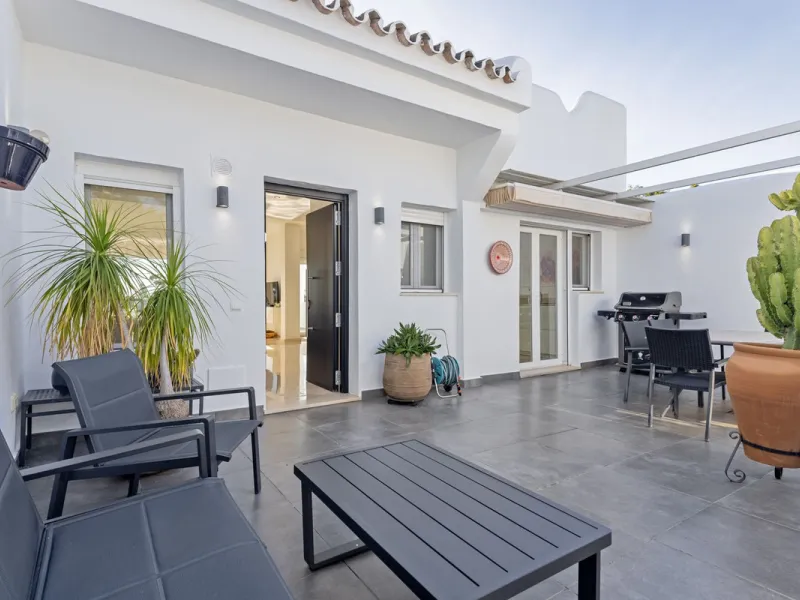 House - Semi-Detached House в продаже в Marbella, Málaga. В доме 4 спален и 4 ванных комнат. Площадь дома 141 м²