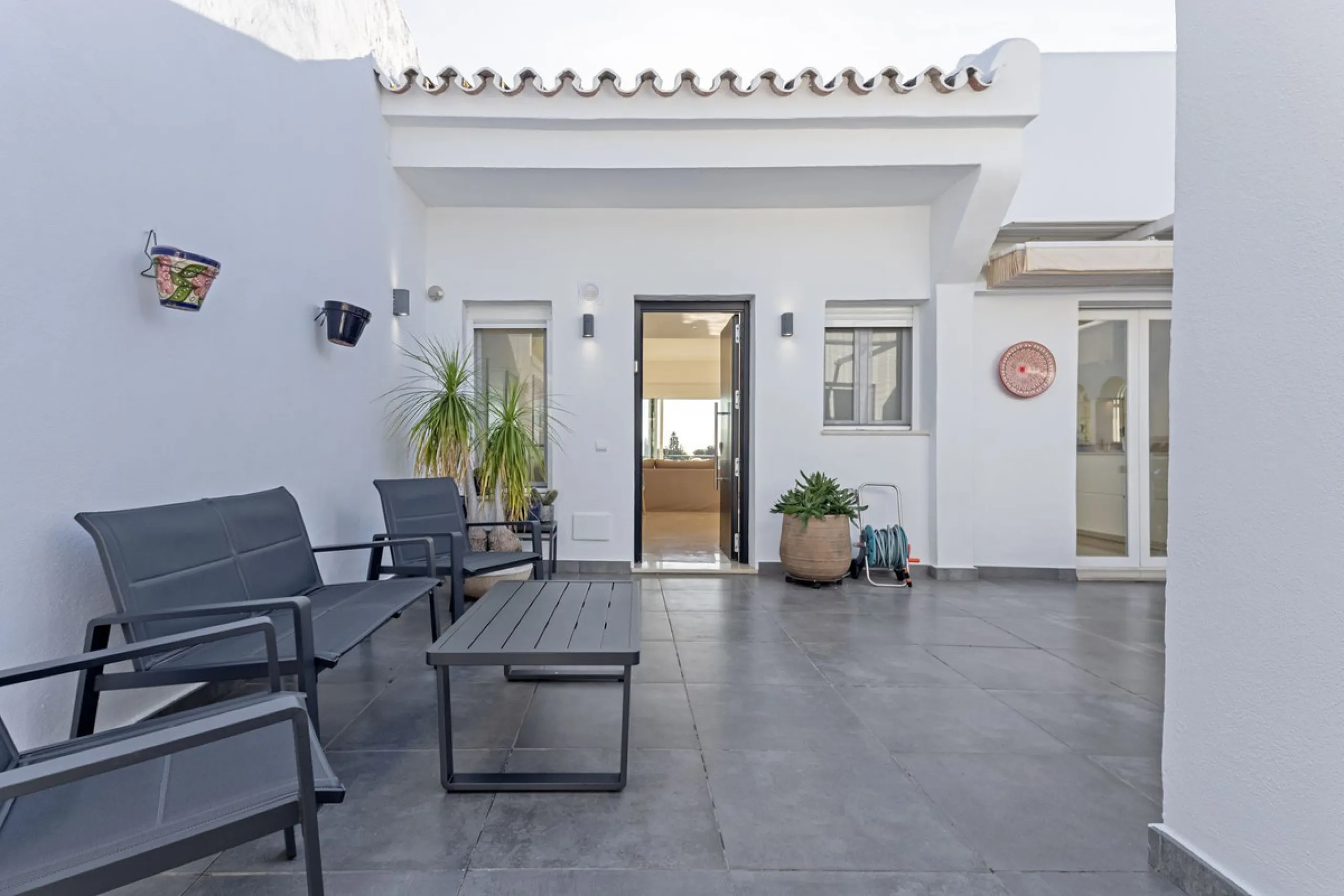 House - Semi-Detached House в продаже в Marbella, Málaga. В доме 4 спален и 4 ванных комнат. Площадь дома 141 м²