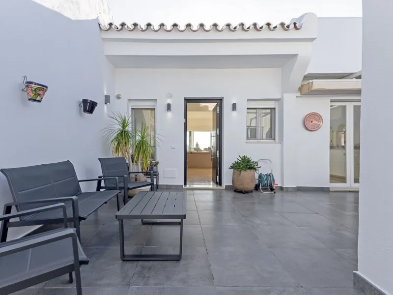 House - Semi-Detached House в продаже в Marbella, Málaga. В доме 4 спален и 4 ванных комнат. Площадь дома 141 м²