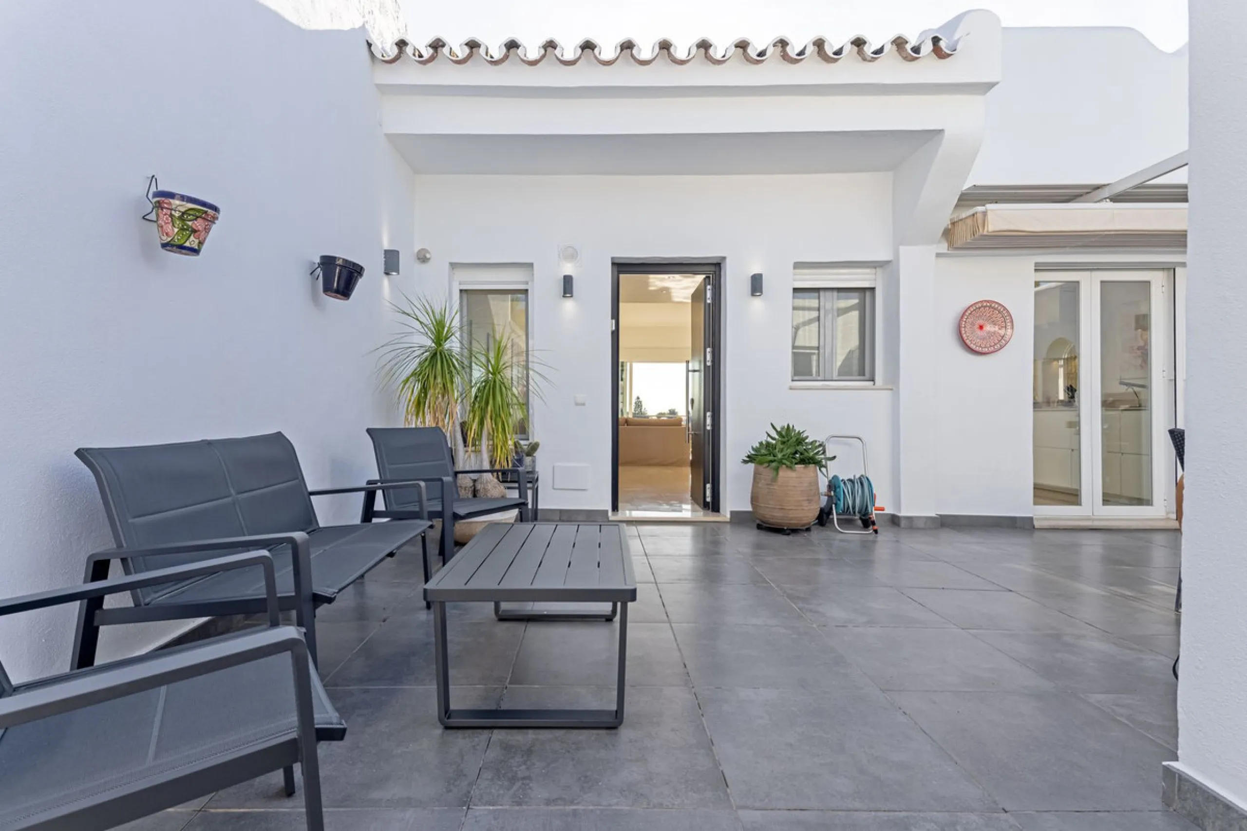 House - Semi-Detached House в продаже в Marbella, Málaga. В доме 4 спален и 4 ванных комнат. Площадь дома 141 м²
