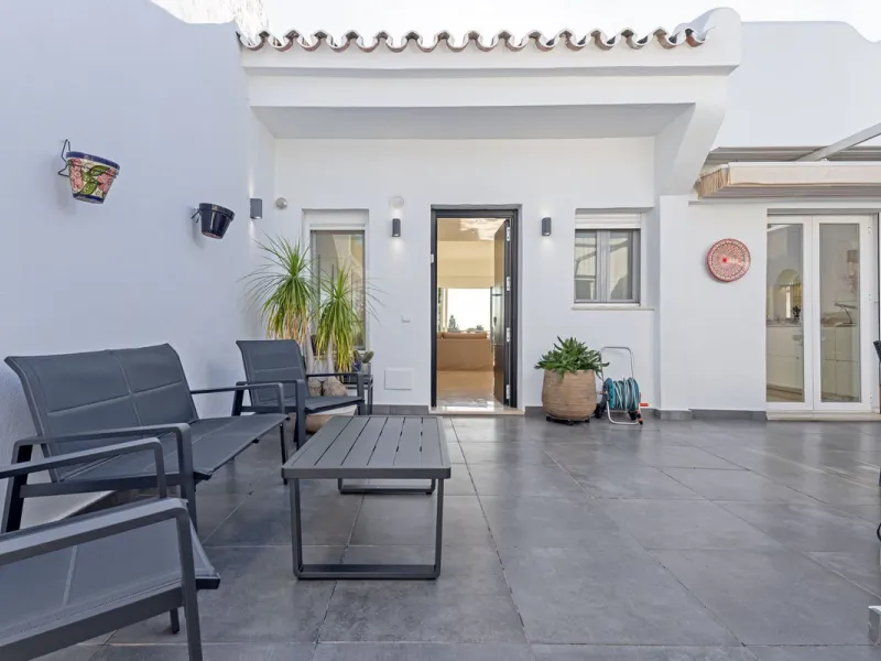 House - Semi-Detached House в продаже в Marbella, Málaga. В доме 4 спален и 4 ванных комнат. Площадь дома 141 м²