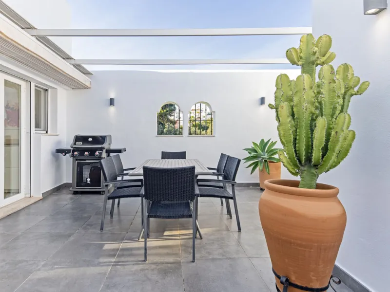 House - Semi-Detached House в продаже в Marbella, Málaga. В доме 4 спален и 4 ванных комнат. Площадь дома 141 м²