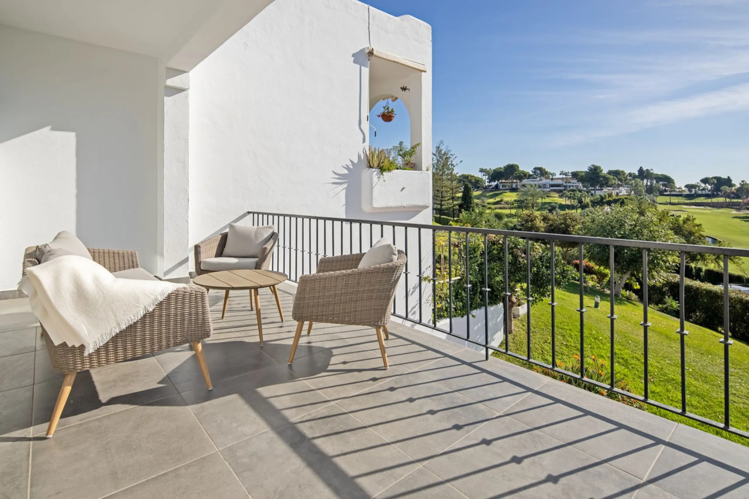 House - Semi-Detached House в продаже в Marbella, Málaga. В доме 4 спален и 4 ванных комнат. Площадь дома 141 м²
