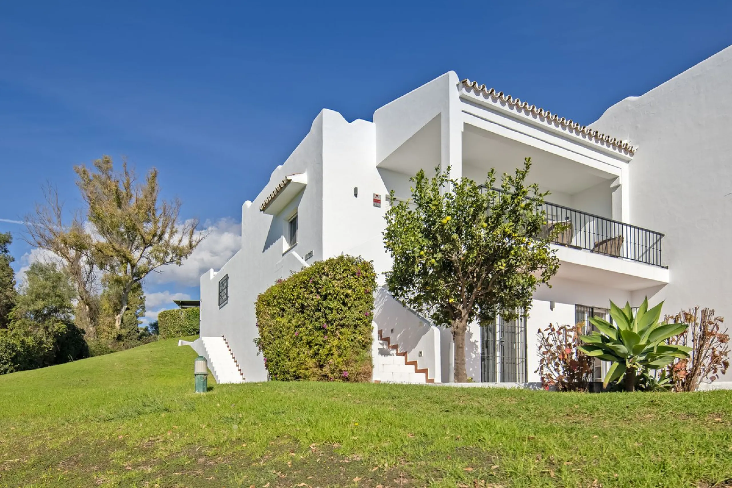 House - Semi-Detached House в продаже в Marbella, Málaga. В доме 4 спален и 4 ванных комнат. Площадь дома 141 м²