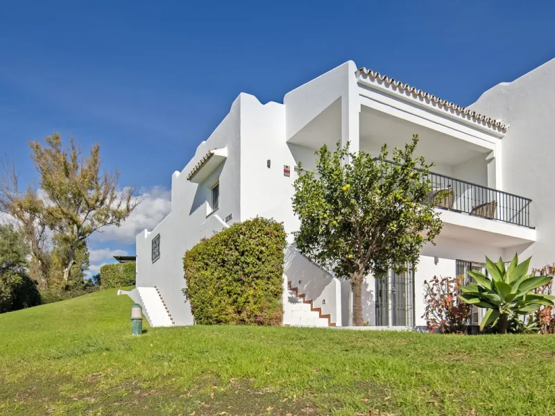 House - Semi-Detached House в продаже в Marbella, Málaga. В доме 4 спален и 4 ванных комнат. Площадь дома 141 м²