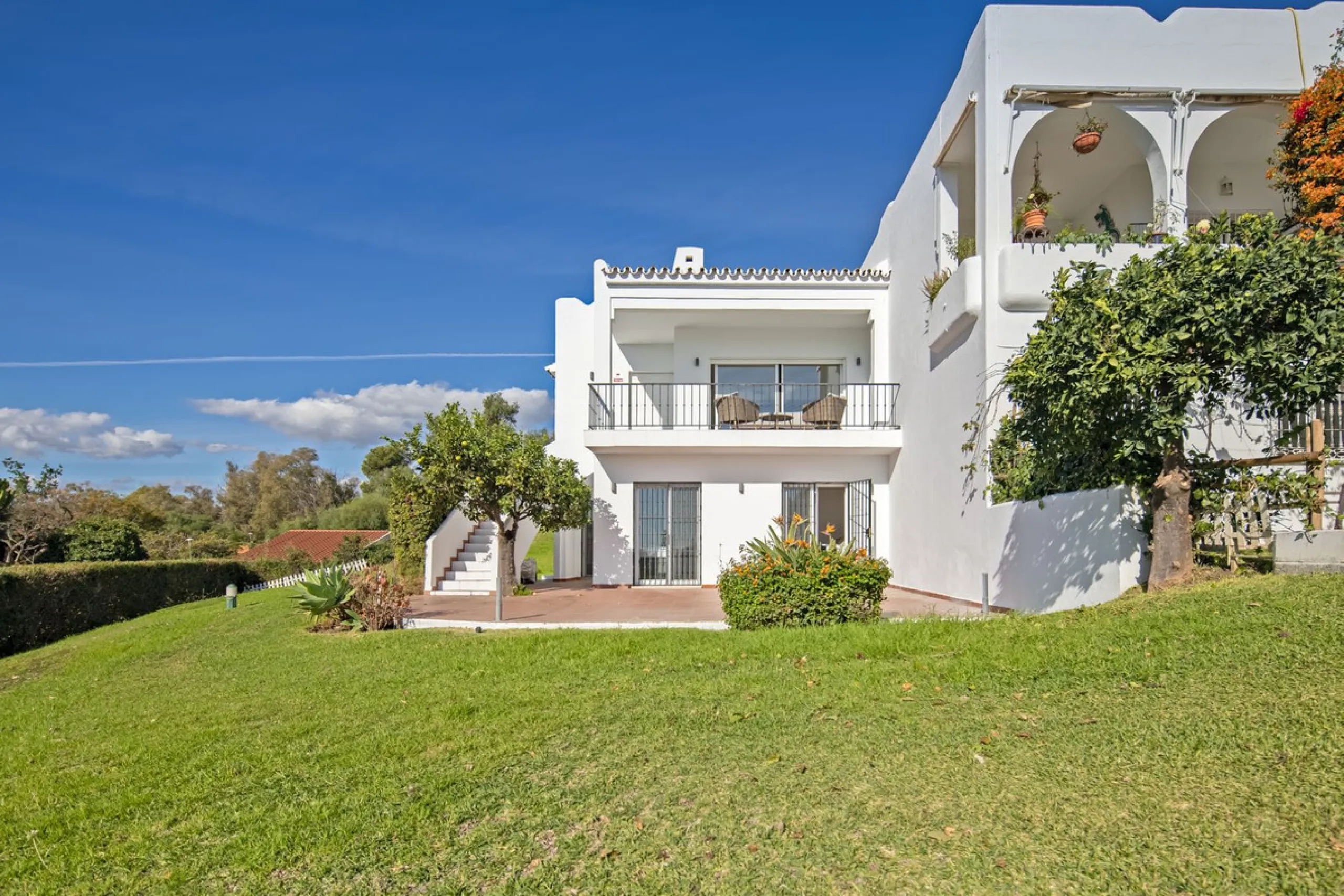 House - Semi-Detached House в продаже в Marbella, Málaga. В доме 4 спален и 4 ванных комнат. Площадь дома 141 м²