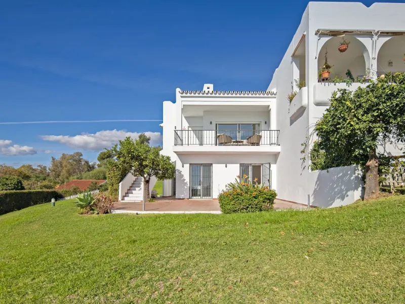 House - Semi-Detached House в продаже в Marbella, Málaga. В доме 4 спален и 4 ванных комнат. Площадь дома 141 м²