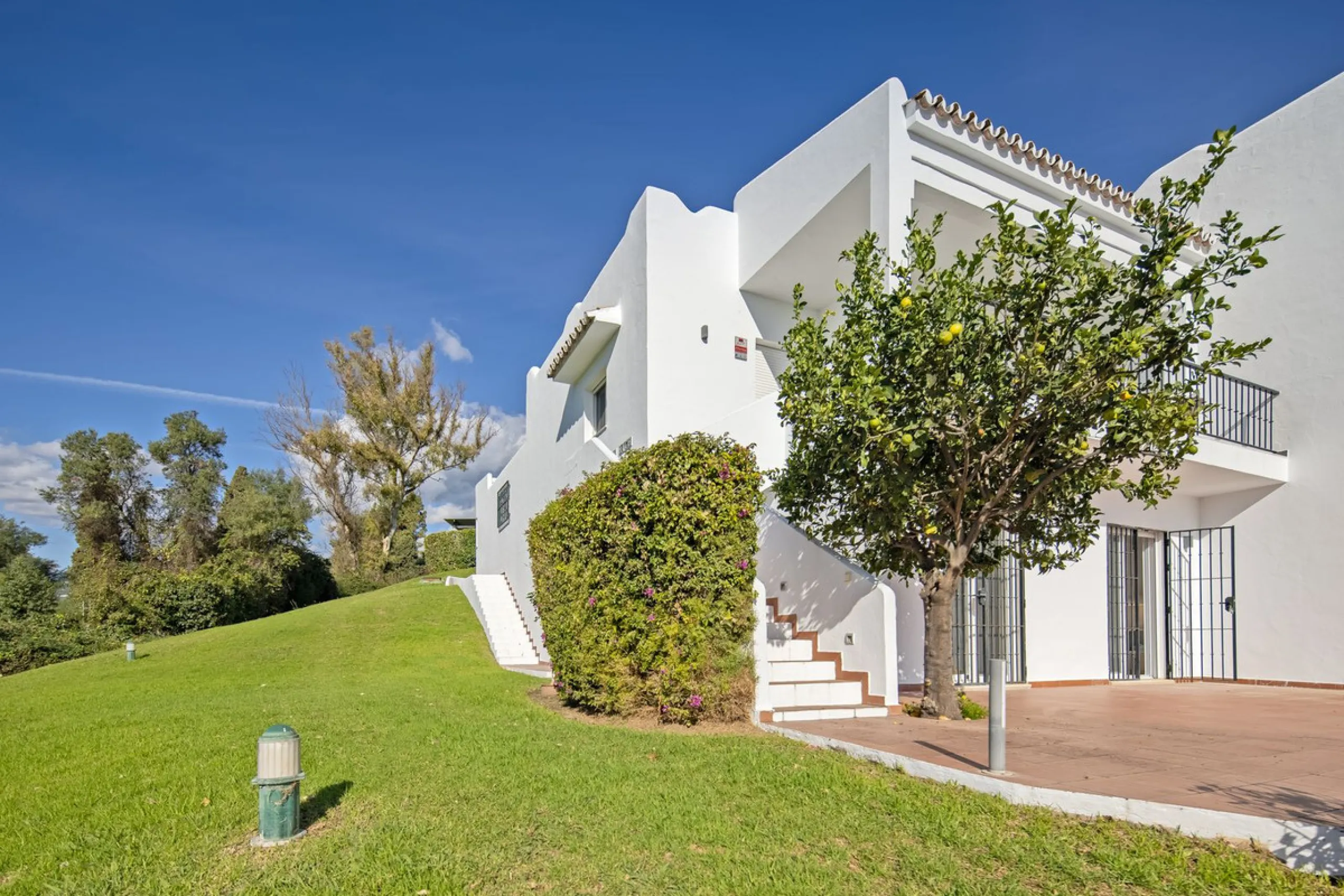 House - Semi-Detached House в продаже в Marbella, Málaga. В доме 4 спален и 4 ванных комнат. Площадь дома 141 м²